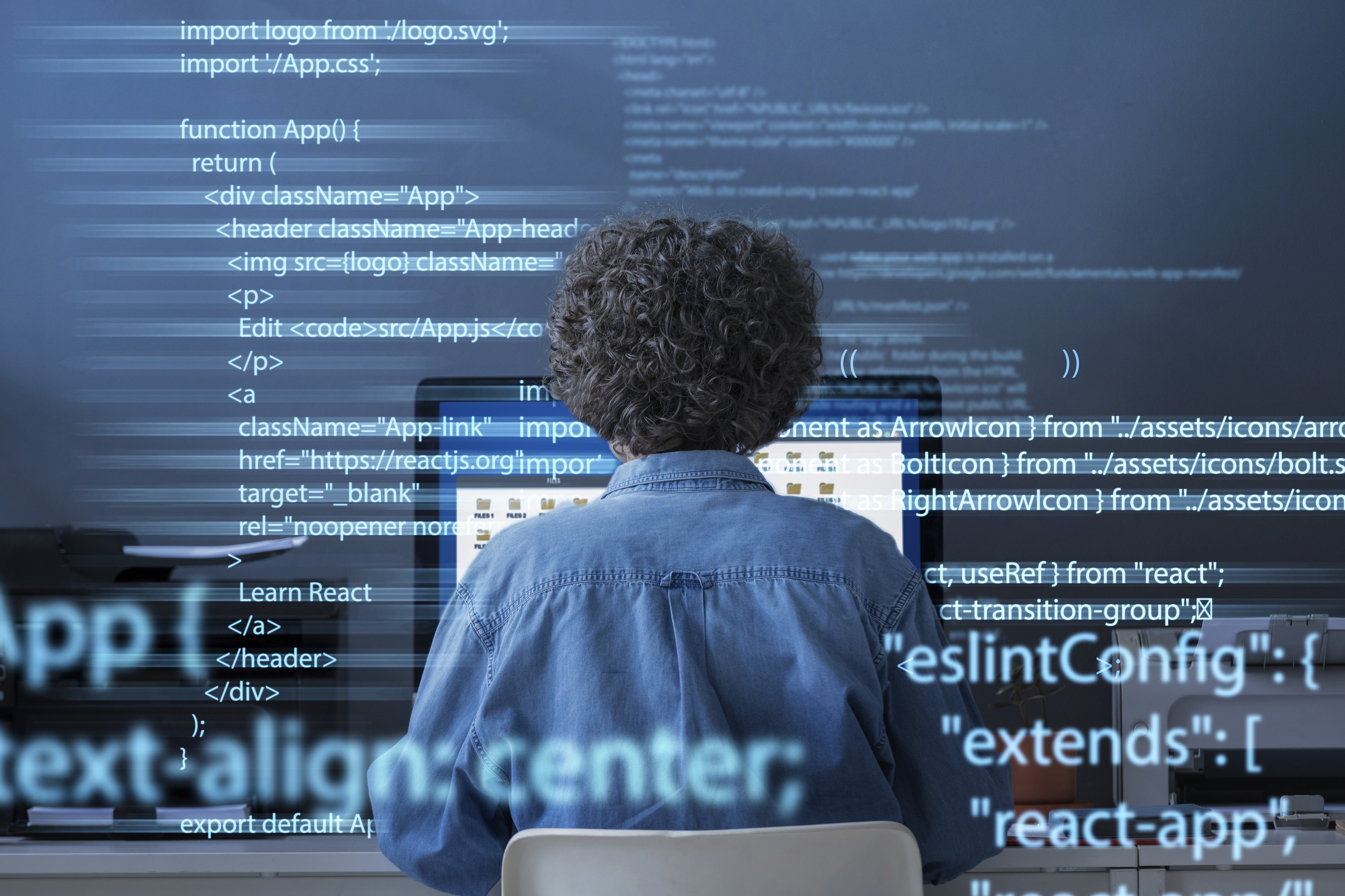 Desenvolvedor trabalhando com Python. Foco no código em holografia na imagem. 