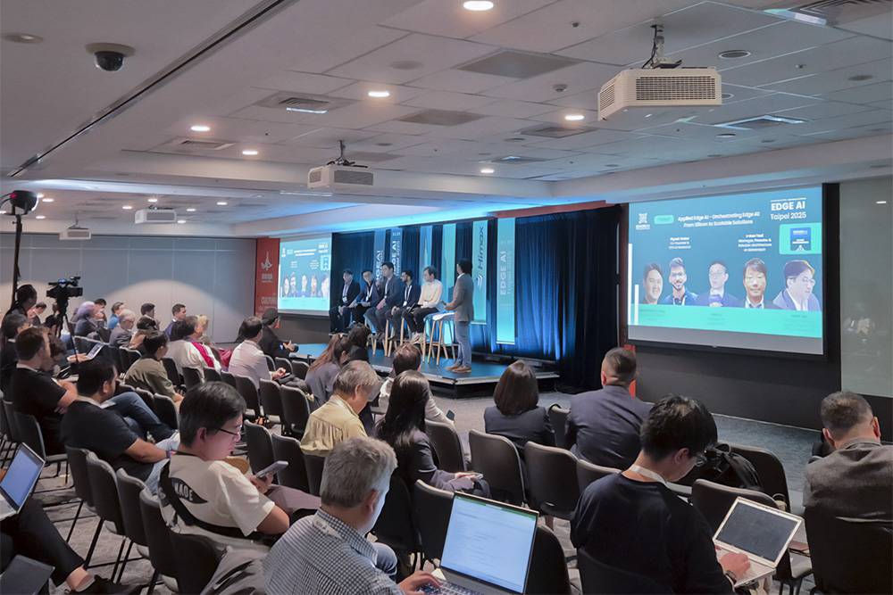 
장한힘 에너자이 대표가 엣지 AI 파운데이션 주최 행사에서 발표를 질의응답을 진행 중이다 / 출처=에너자이