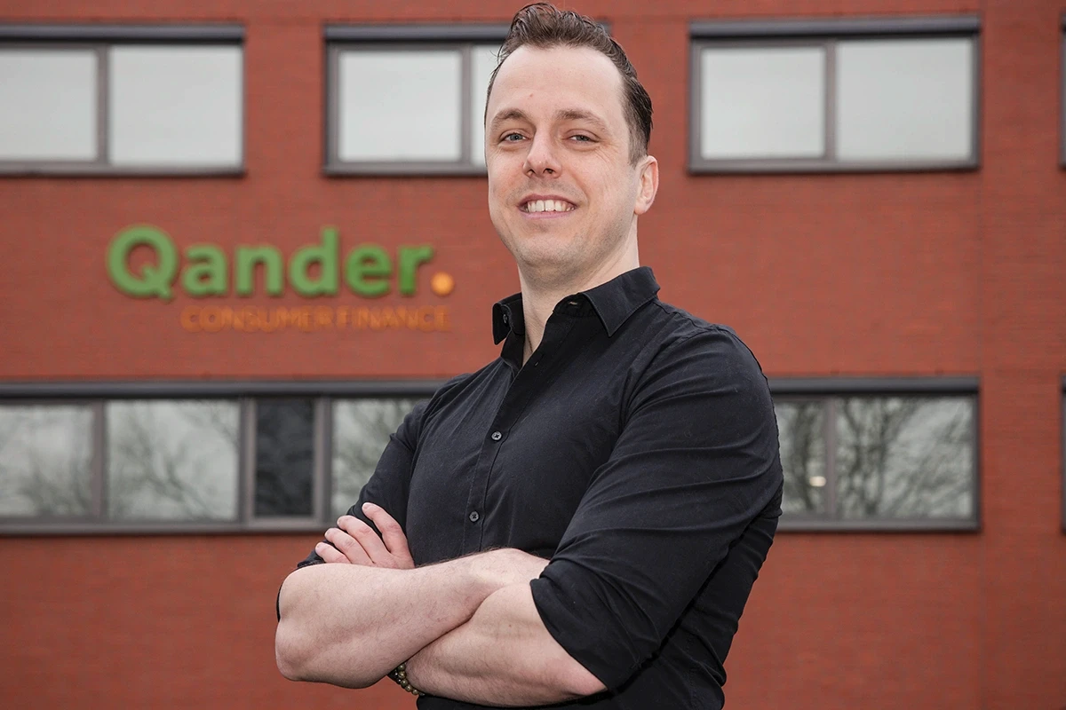 Medewerker van Qander voor het bedrijfspand