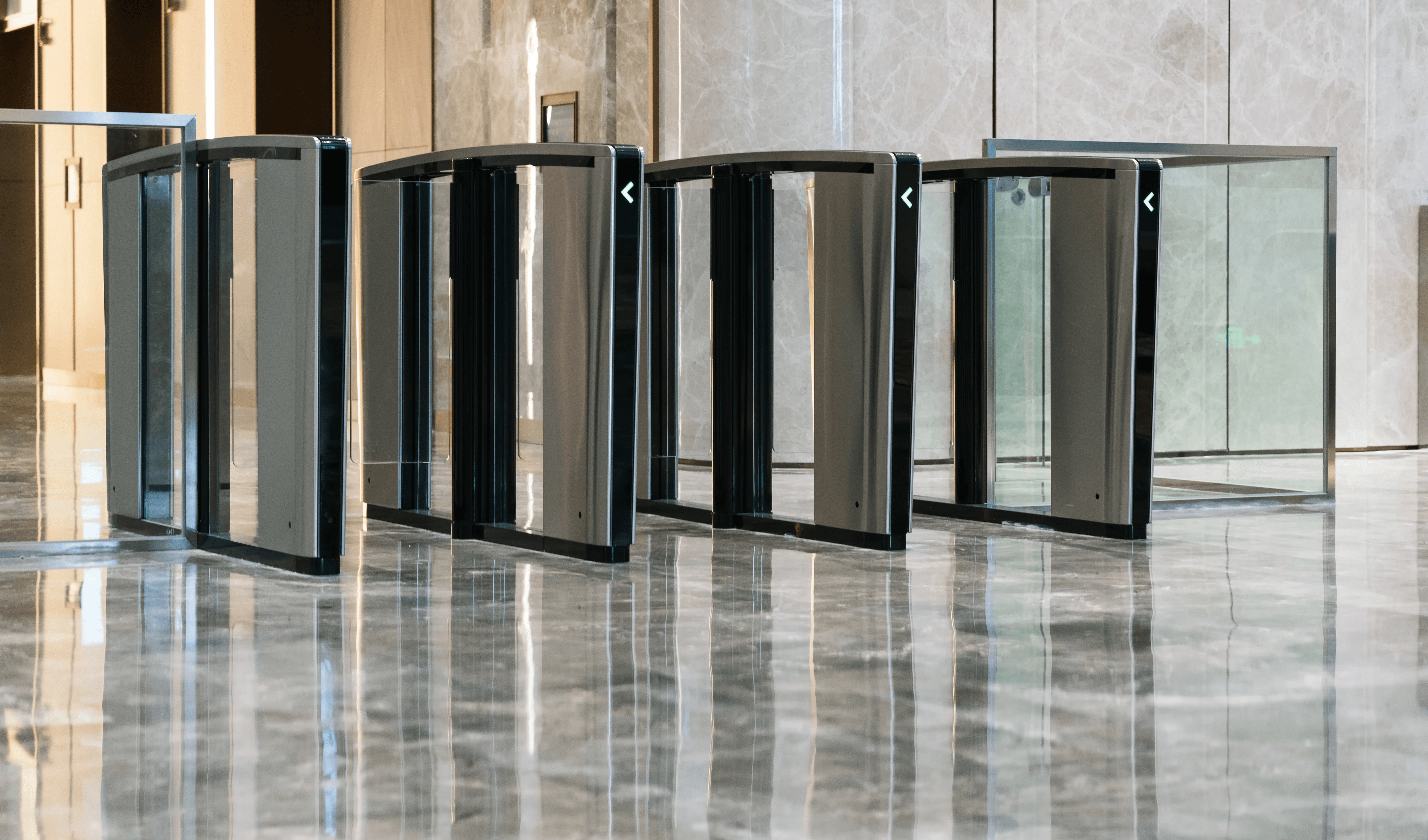 Sichere physische Zugangskontrolltore in einer Unternehmensumgebung, die betriebliche Datenschutzkontrollen, rollenbasierte Zugänge und die praktische Handhabung von Betroffenenrechten innerhalb eines an ISO/IEC 27701 ausgerichteten Datenschutzmanagementsystems repräsentieren.