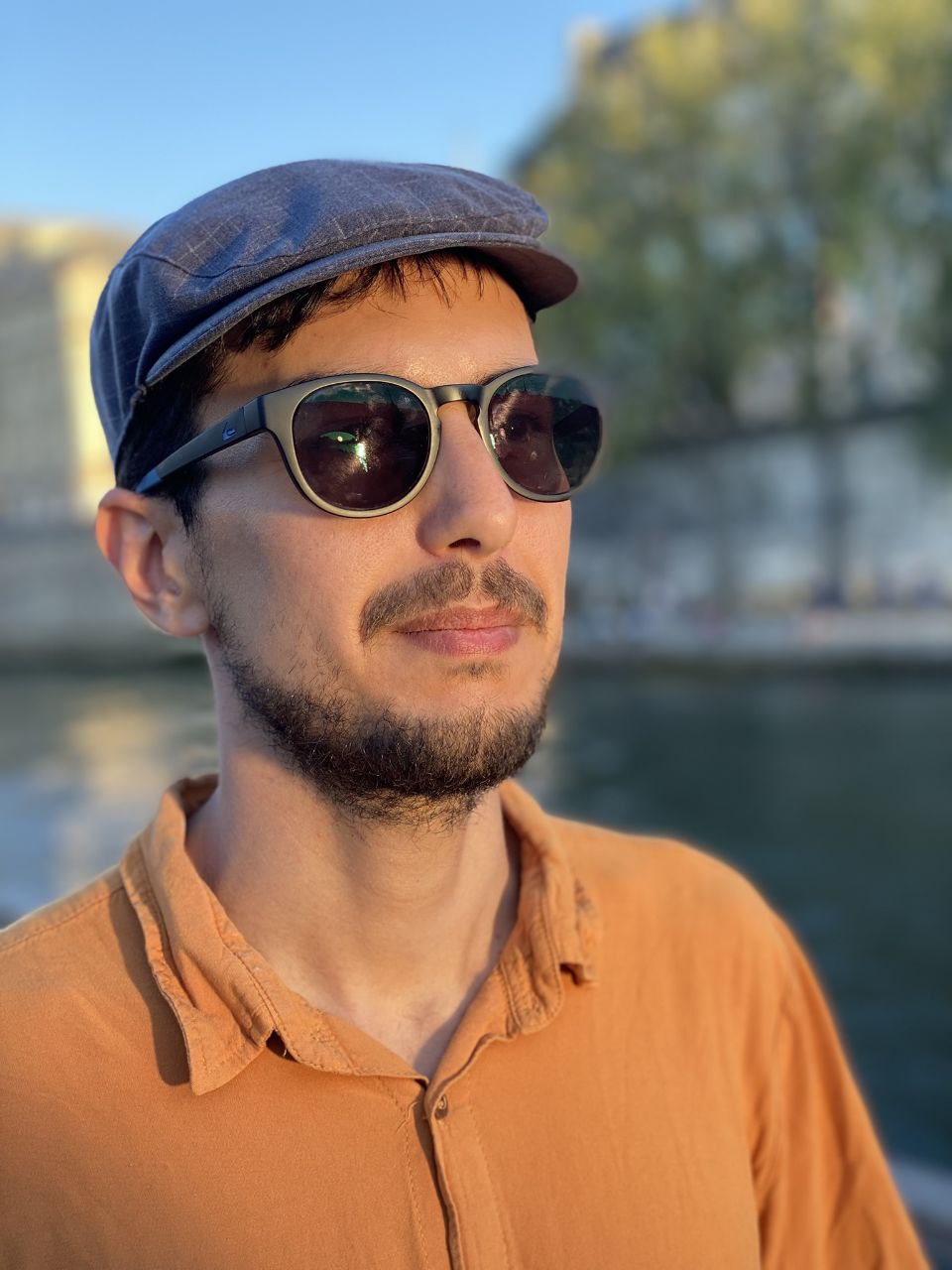 Picture of Eneas with a beach on the background