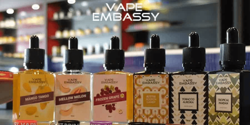 Pelbagai e-juice berperisa buah-buahan di kedai Vape Embassy.