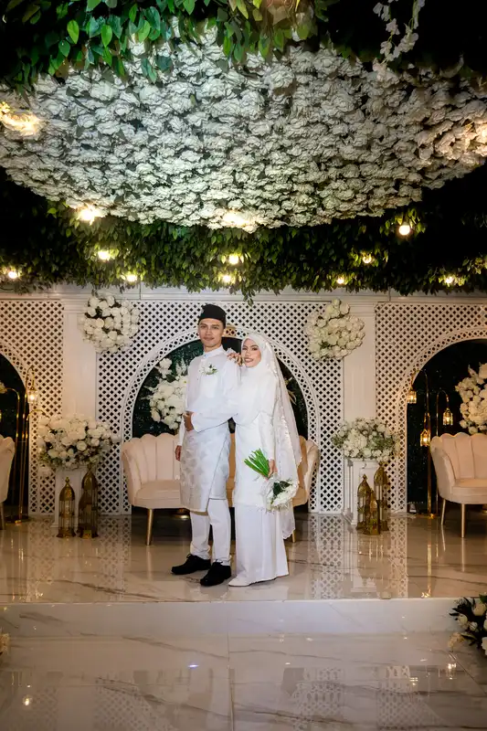 Pasangan pengantin berbusana putih saat prosesi akad nikah di hall Aruna Vana Events