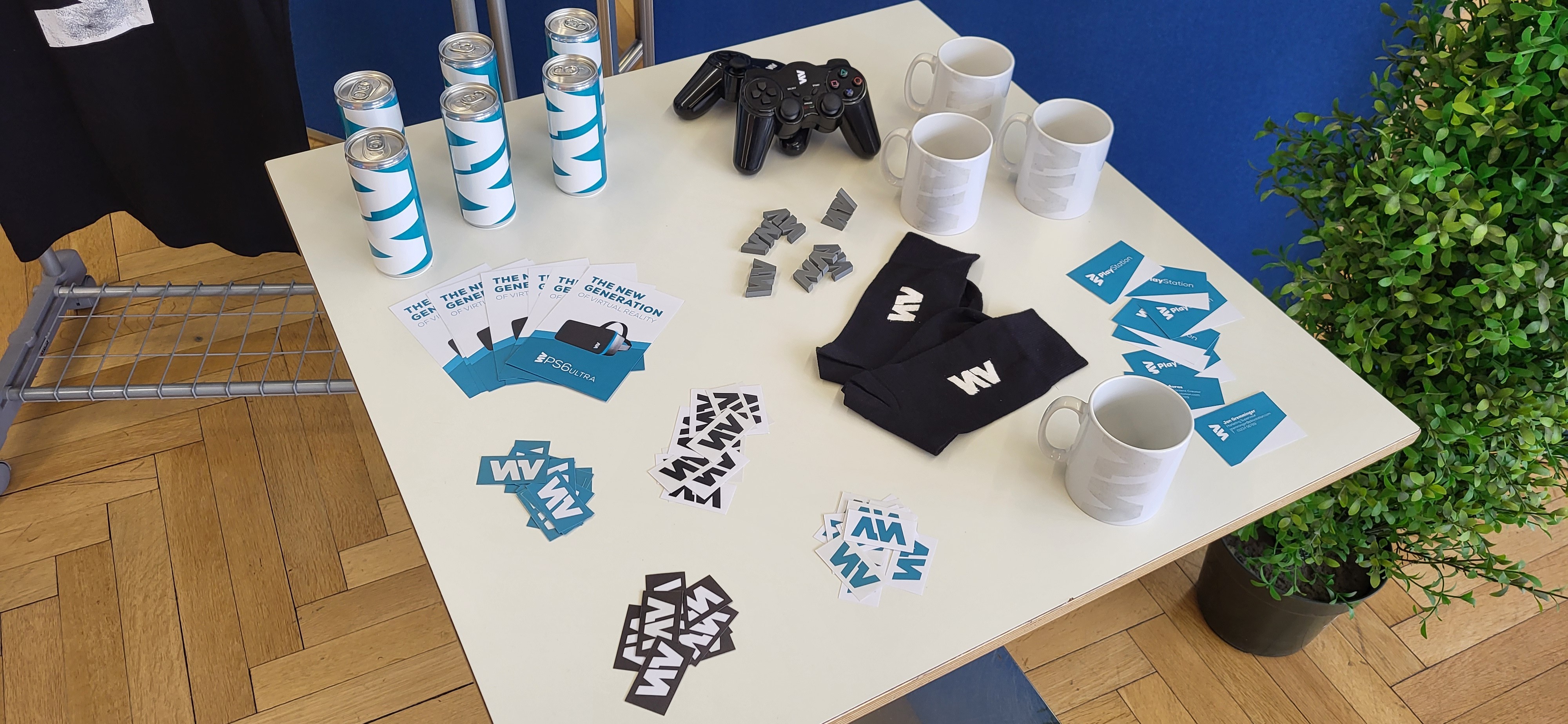 Neuer Merchandise von PlayStation, Getränkedosen, Sticker, Tassen, Socken, Schlüsselanhänger