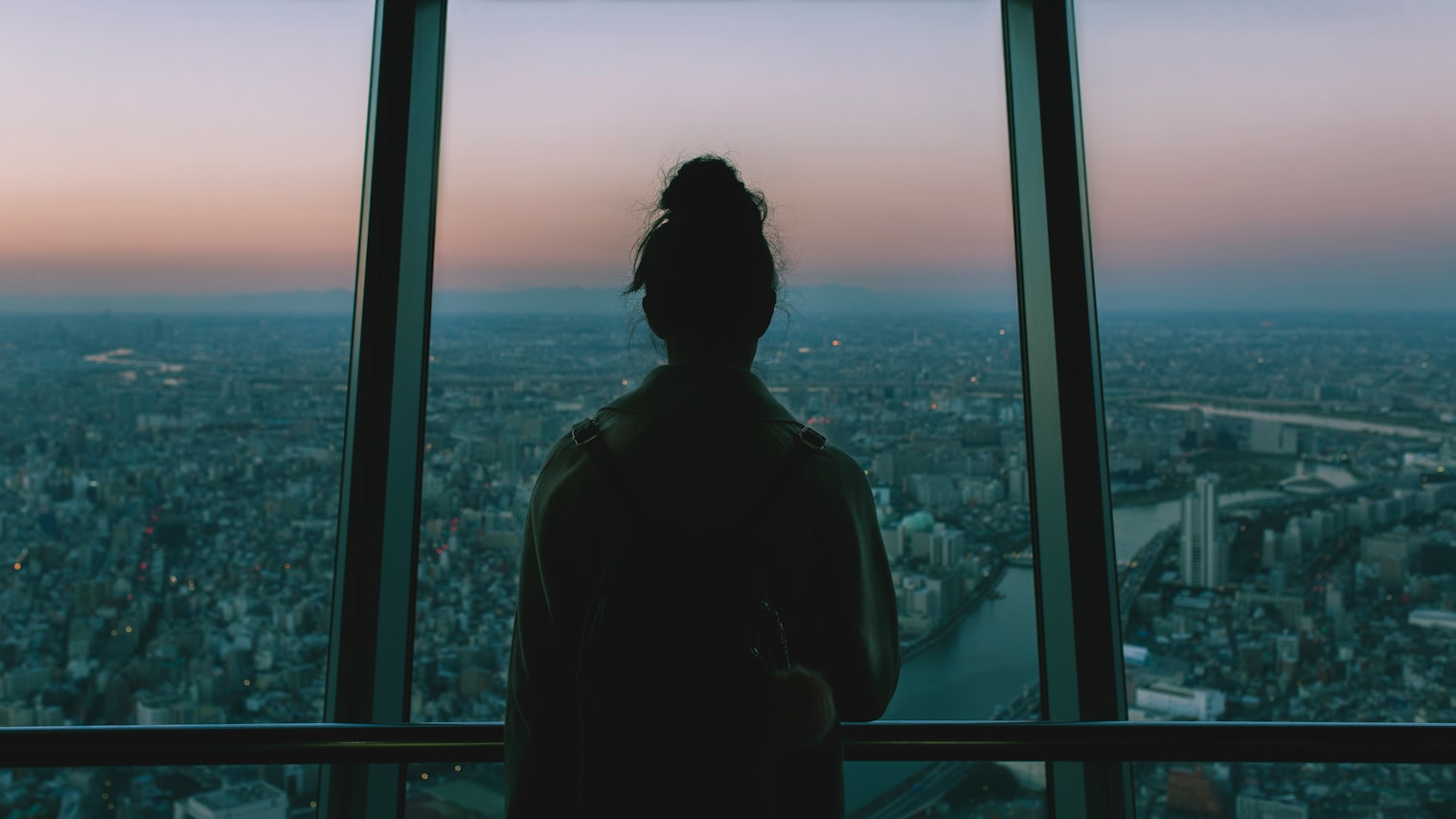 Man kijkt alleen uit het raam in de avond