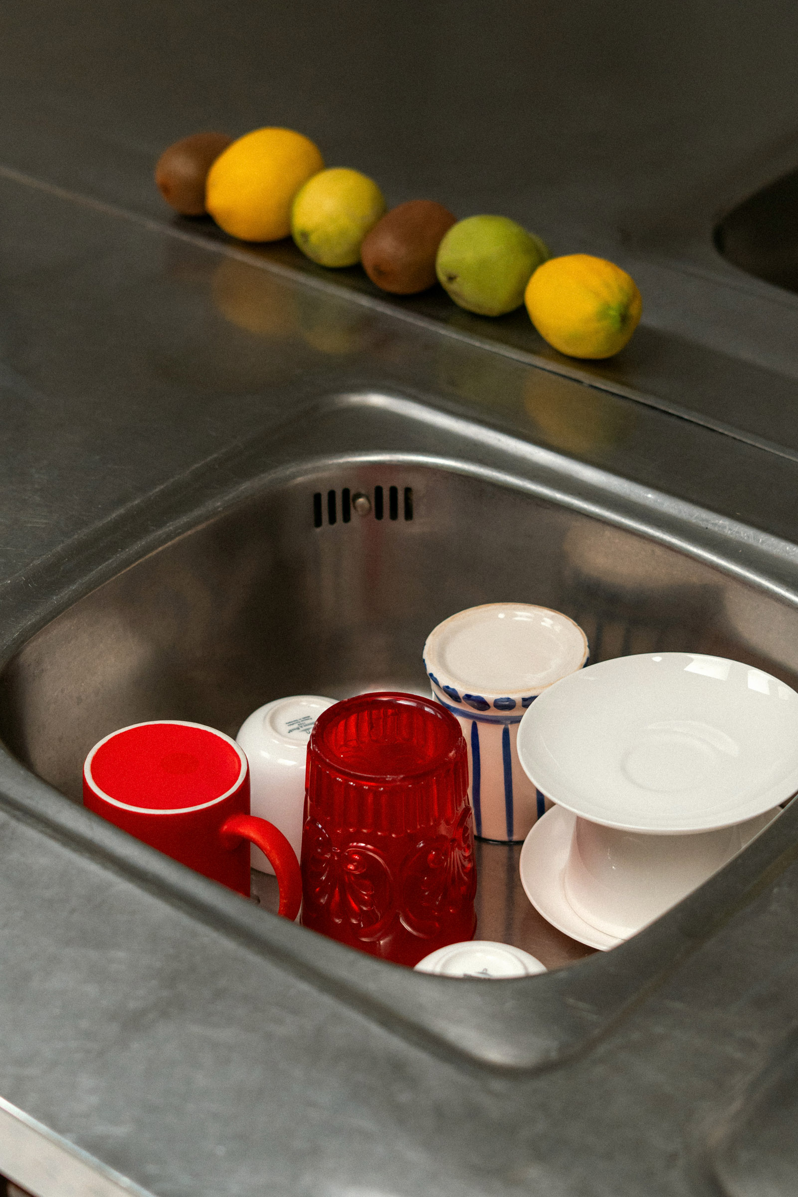 Kitchen detail with fruit and ceramic tableware inside Casa Carvajal.