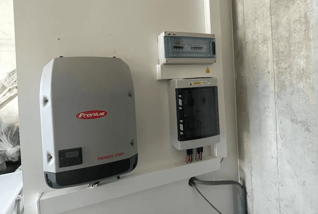 Photo d’un onduleur Fronius à Tresserve en France équipée de panneaux photovoltaïques dont l'installation a été faite par Solarock.