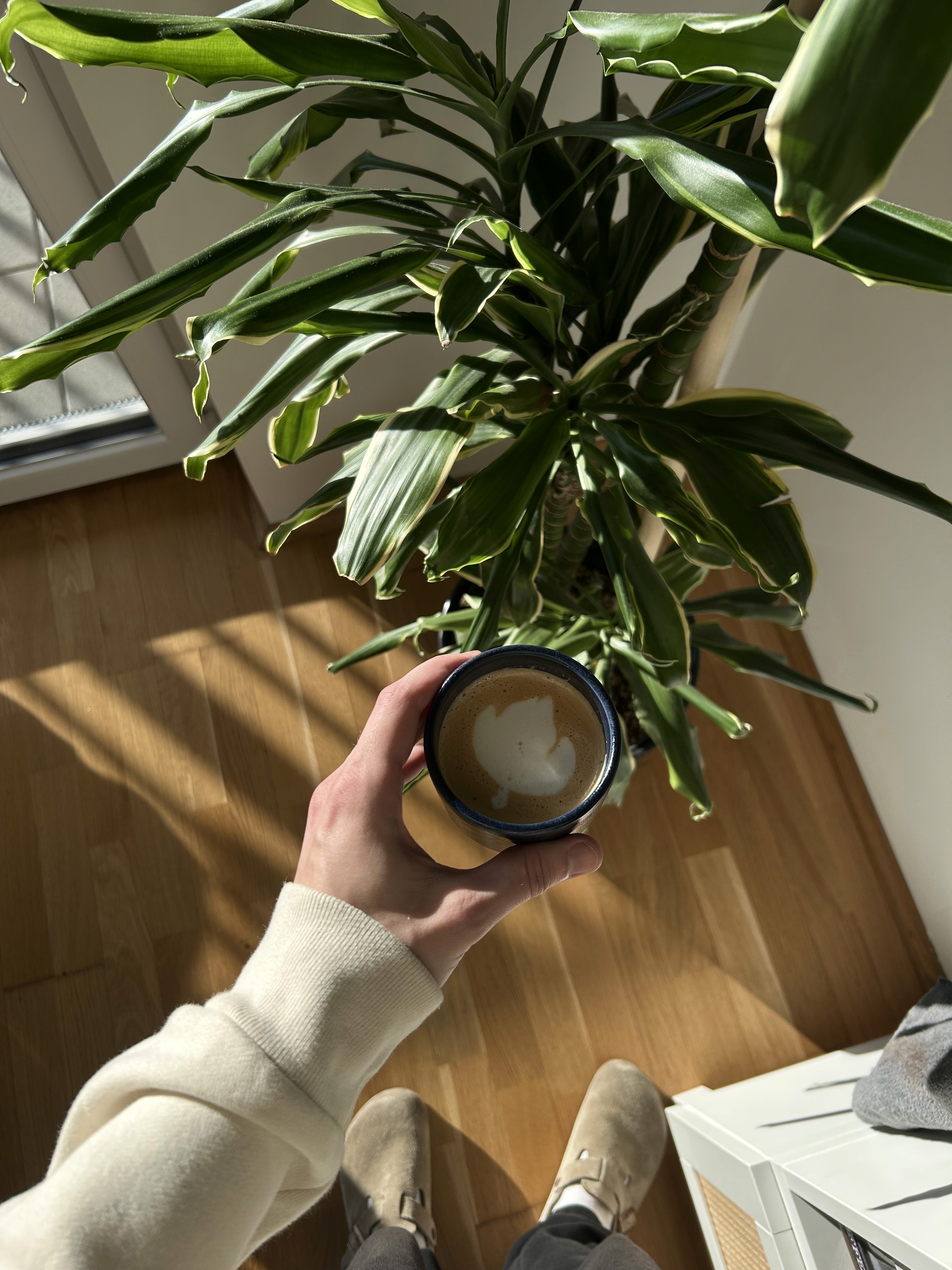 Max Steinwender hält Kaffee-Tasse in der Hand