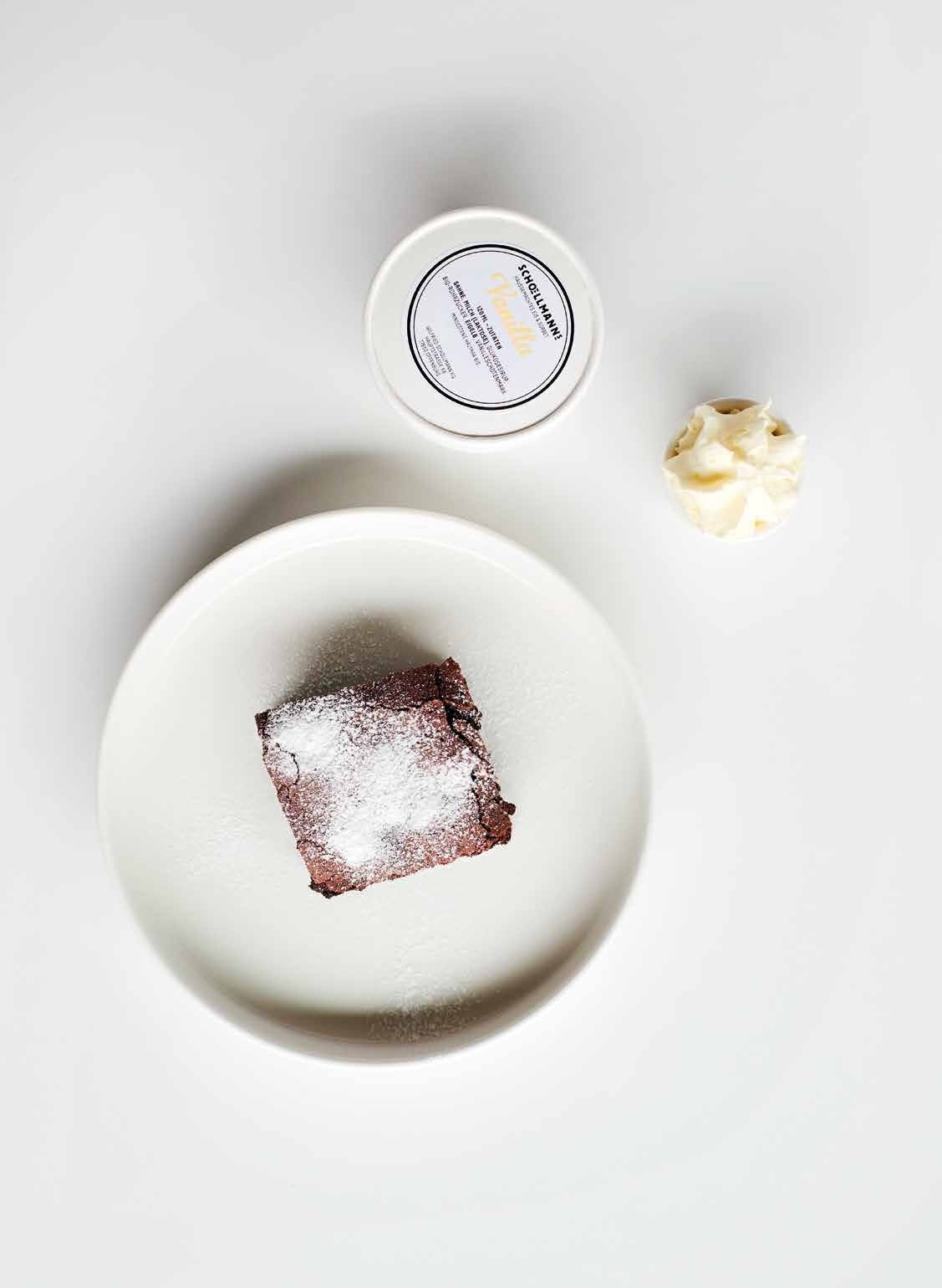 Dessert mit Puderzucker und Kaffee im Schöllmanns in Offenburg