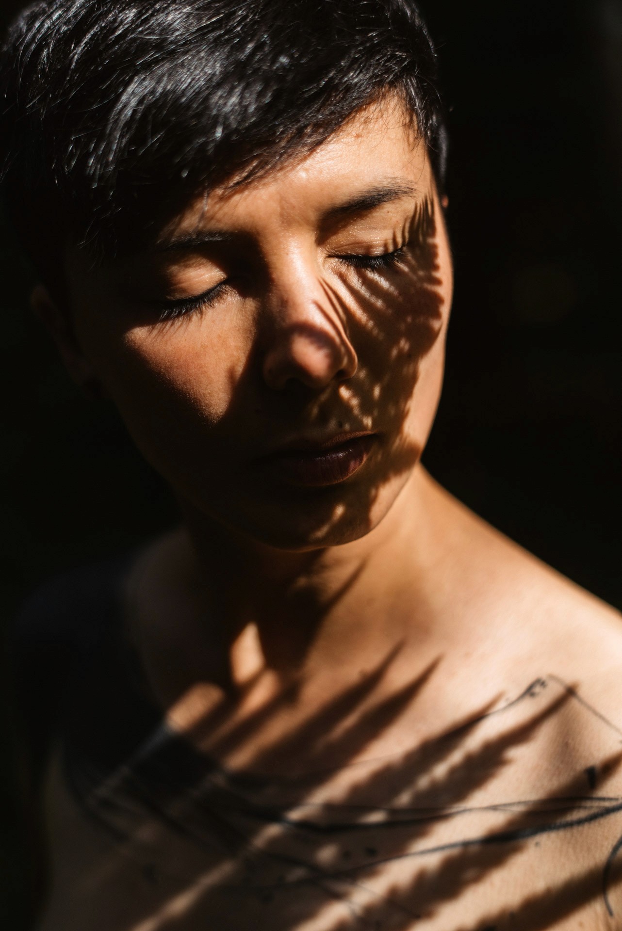 une photo de moi avec l'ombre d'une fougère sur mon visage