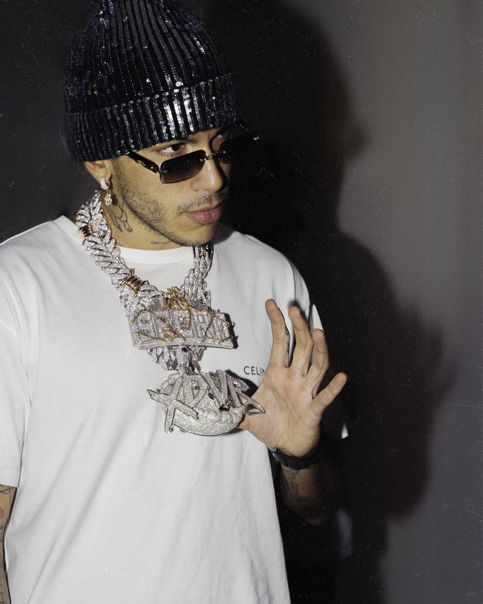 Ritratto editoriale di Sfera Ebbasta scattato da Edoardo Verduchi