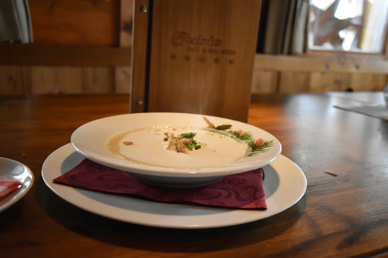Ein Bild von einer frisch zubereiteten veganen Suppe auf der Bubis Schihütte.