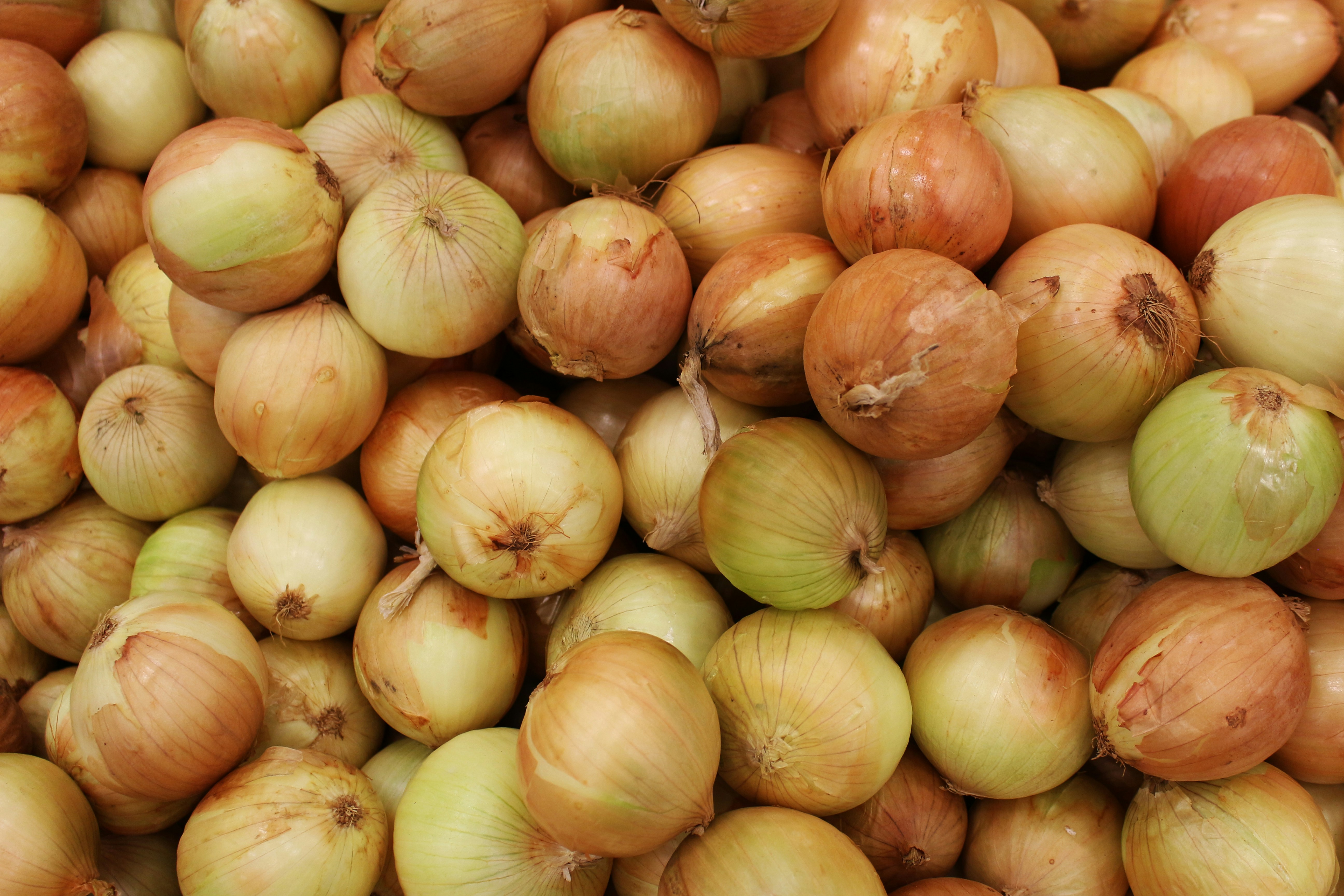 A pile of fresh, whole onions