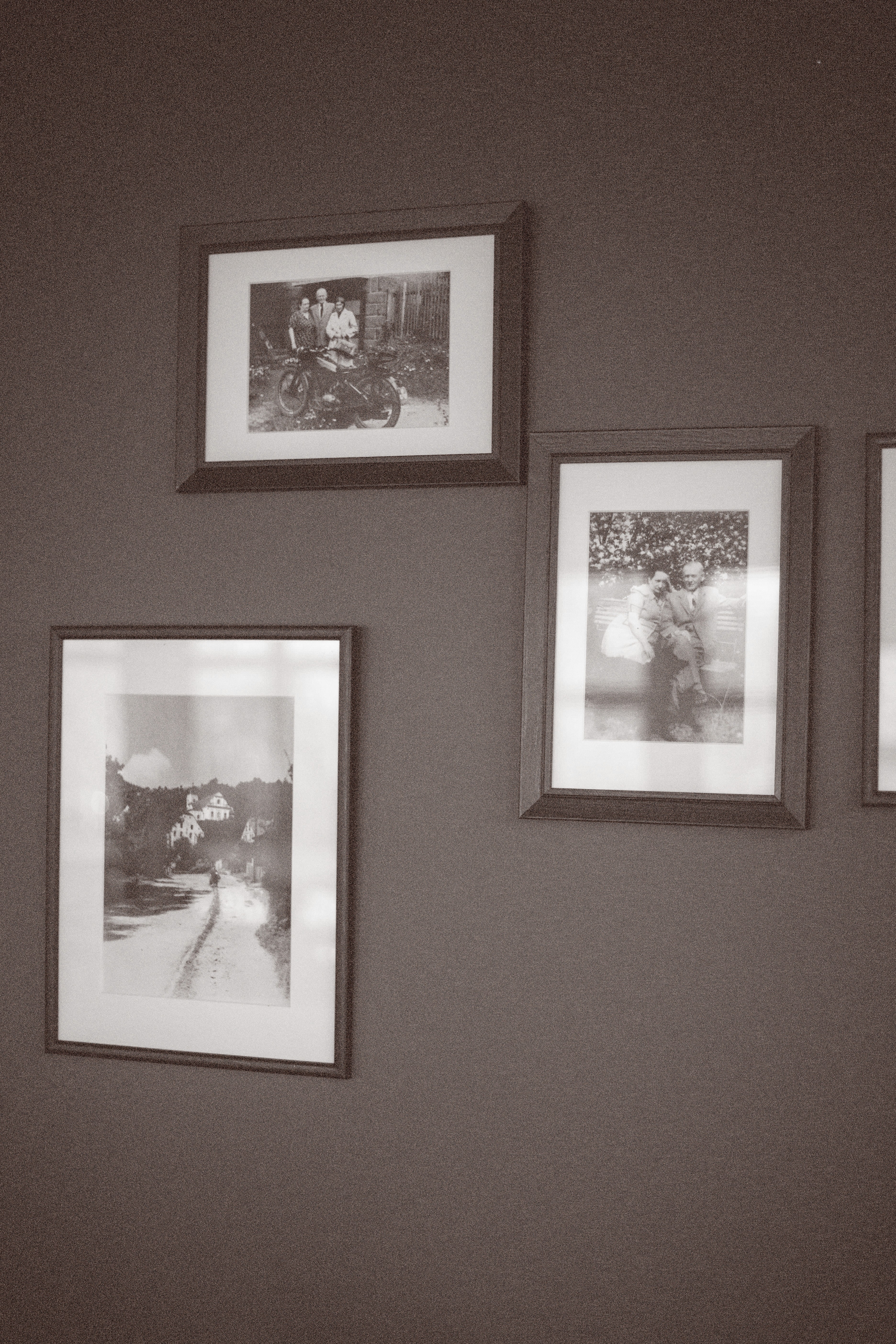 Stare historyzne obrazy w hotelu Villa Stara Apteka w Srebrnej Górze