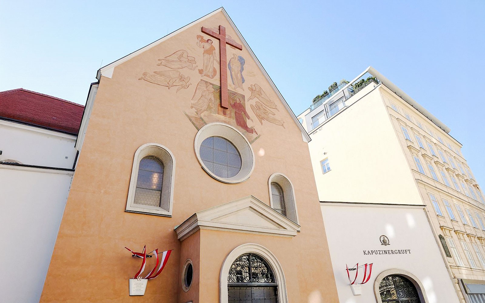 维也纳，奥地利的未成年人教堂立面装饰有壁画和十字架。