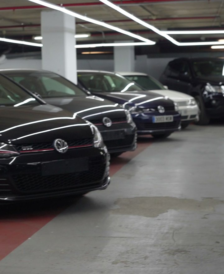Coches Volkswagen aparcados en un garaje interior