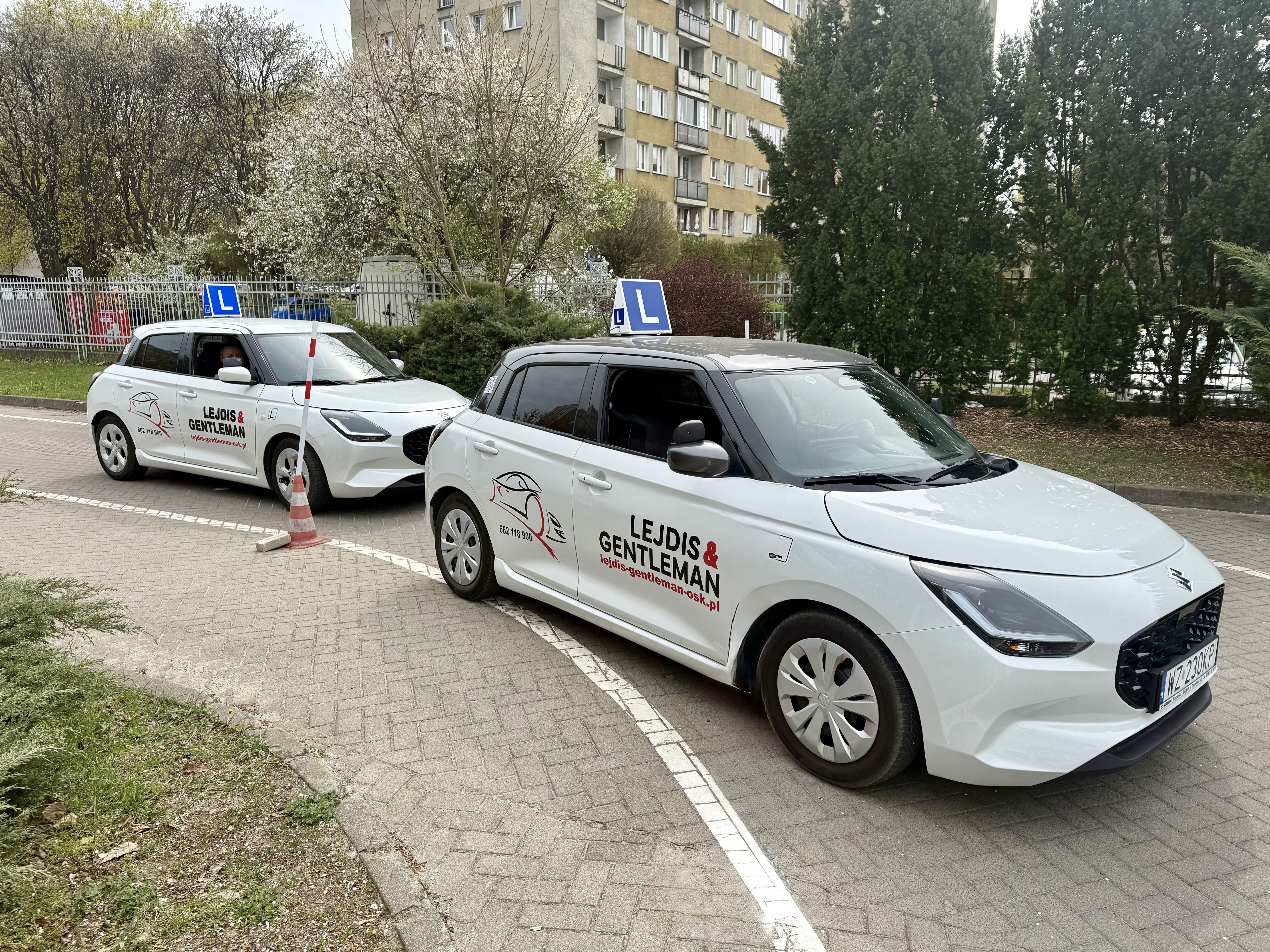 Samochód szkoleniowy OSK Lejdis & Gentleman – komfortowy pojazd, idealny do nauki jazdy w Warszawie, zapewniający pełne bezpieczeństwo kursantom.