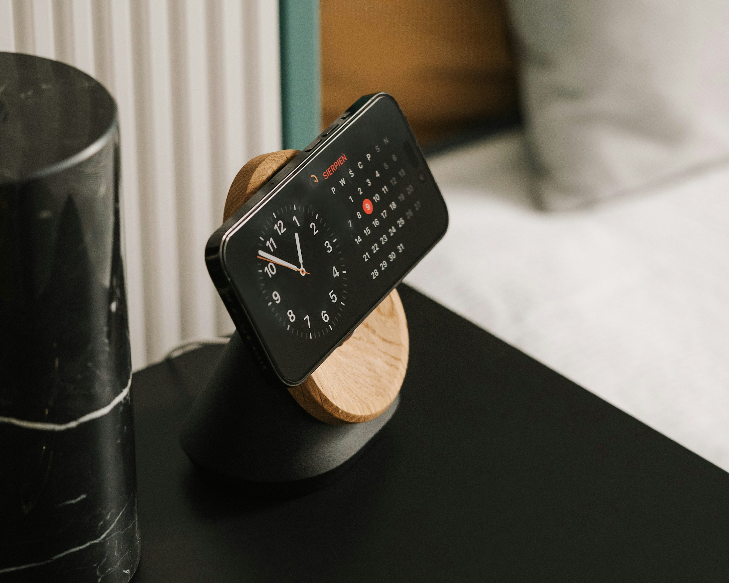 alarm near bed - How to Wake Up Without an Alarm