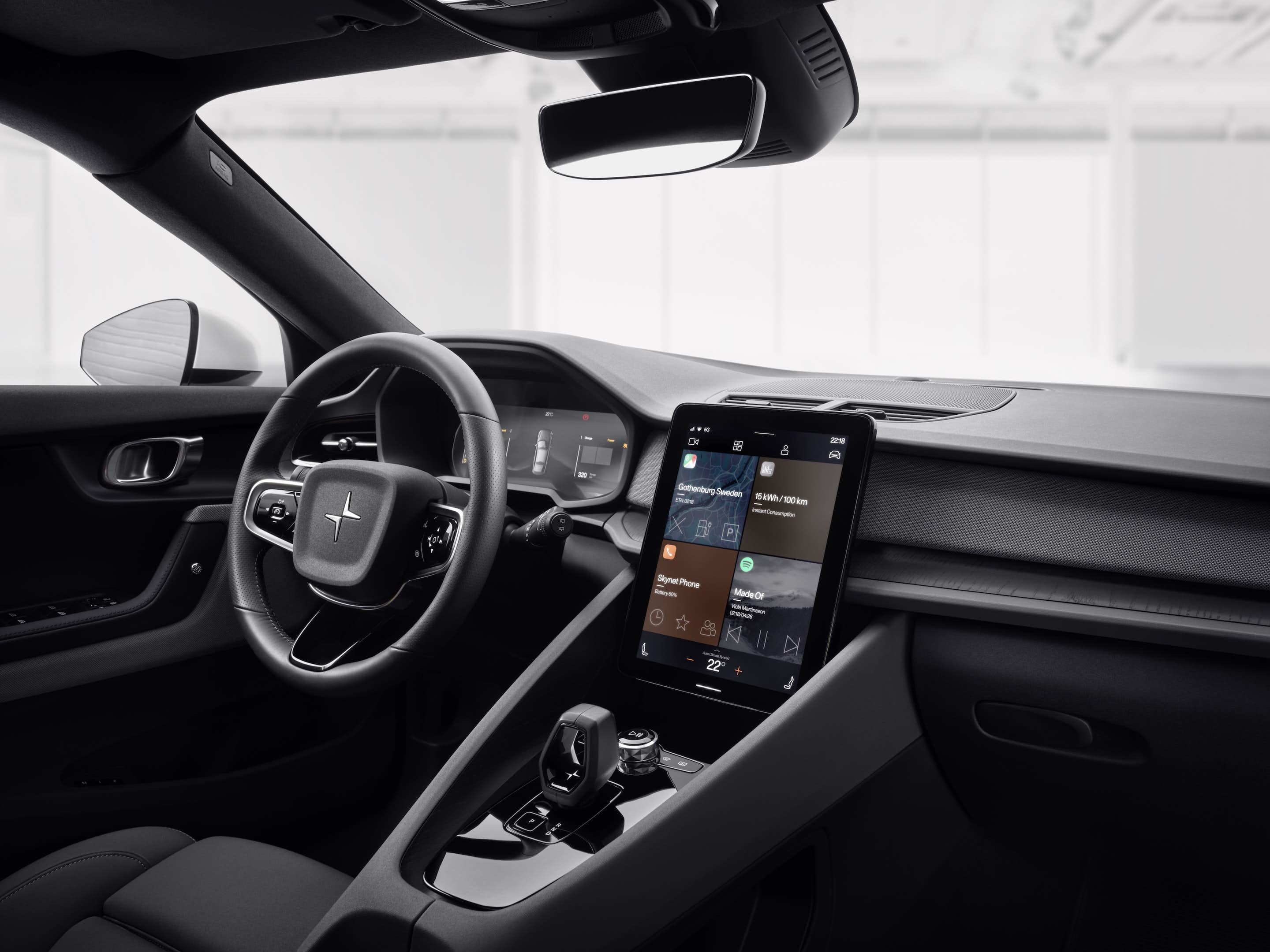 Intérieur de la Polestar 2 avec écran central vertical, volant multifonction et instrumentation numérique