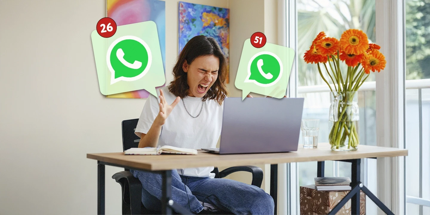 Pessoa estressada diante do laptop, cercada por notificações excessivas do WhatsApp, simbolizando a ansiedade no trabalho