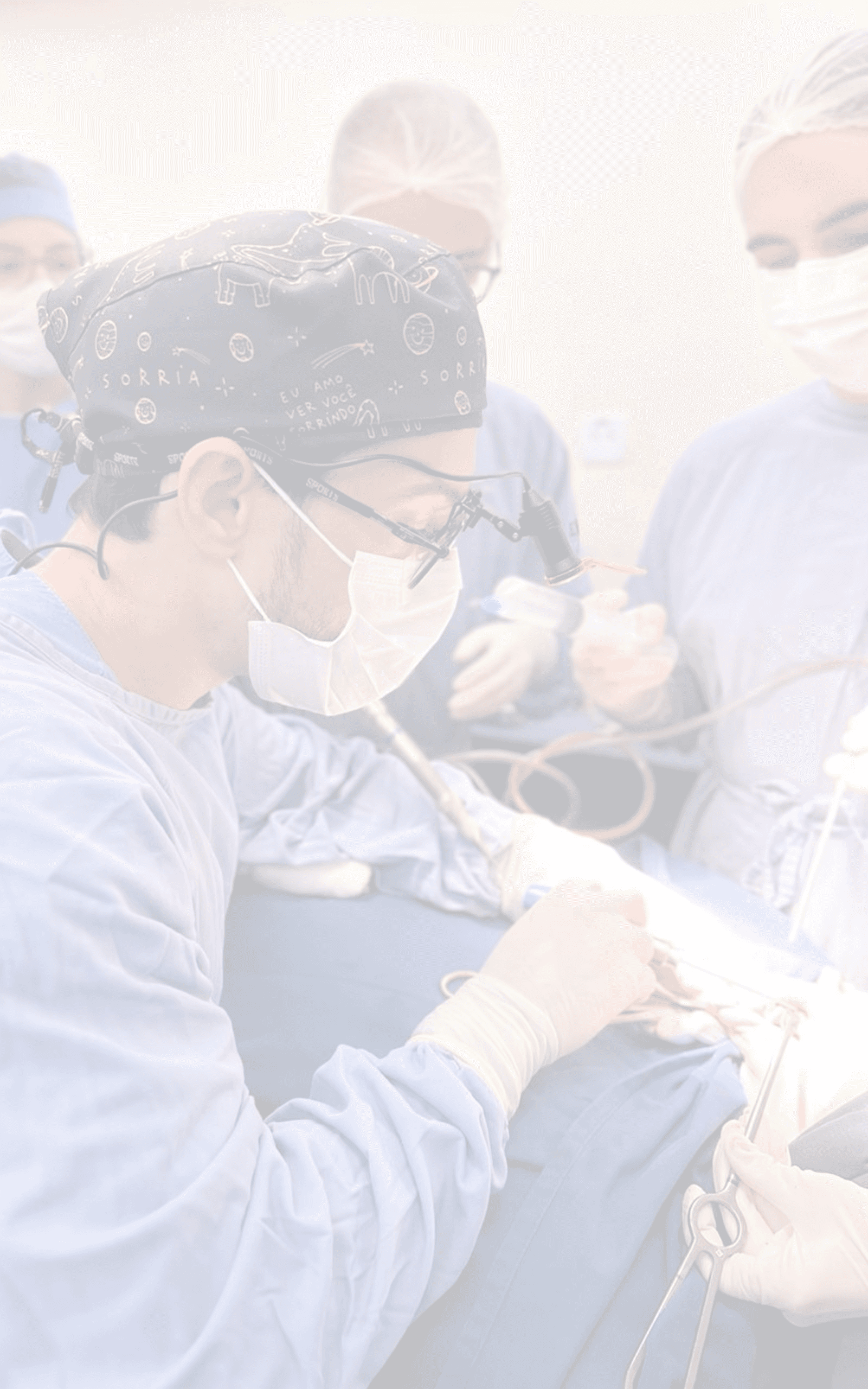 Dr. Caio Fossalussa realizando cirurgia bucomaxilofacial