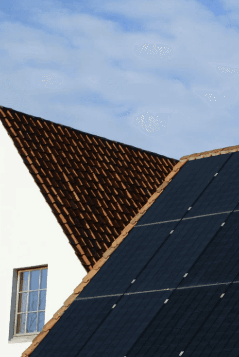 photo d'une toiture avec des panneaux solaires photovoltaïques