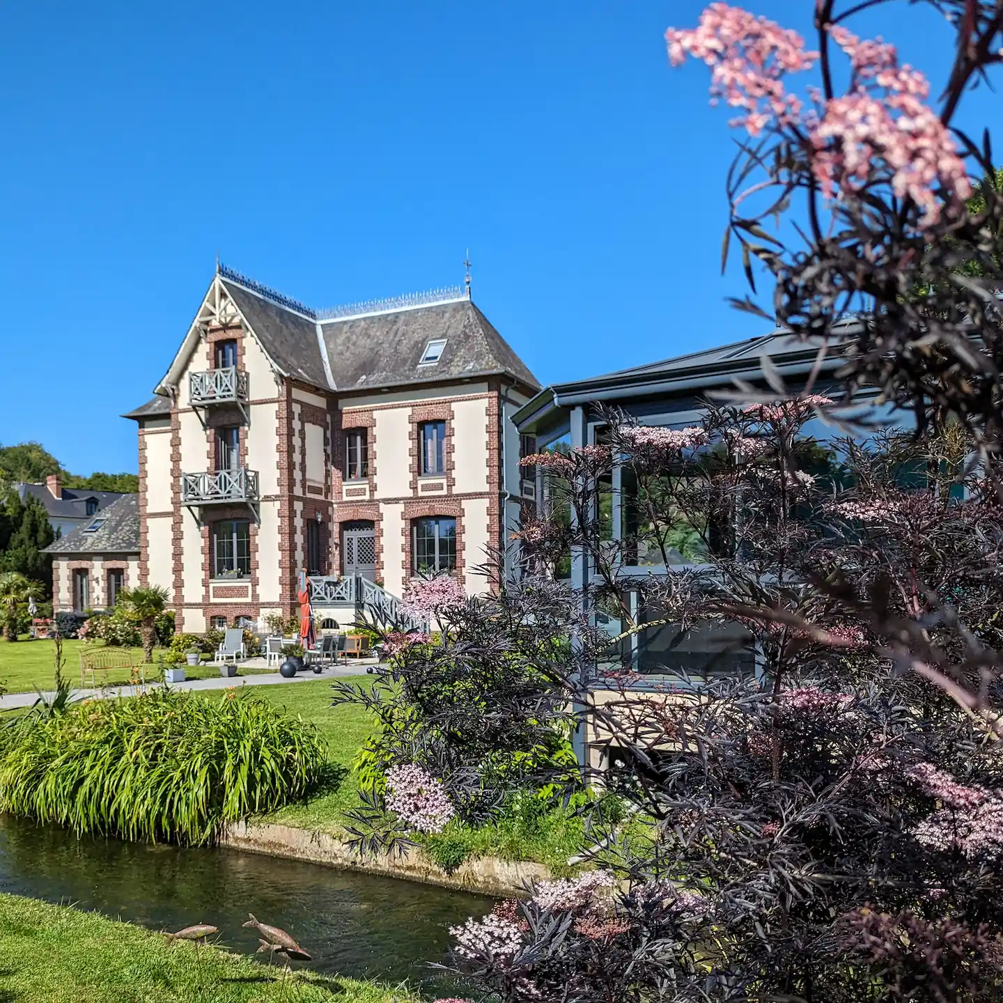 Villa anglo-normande "La Villa Argonne" bordée par une rivière et son jardin paysager en Normandie