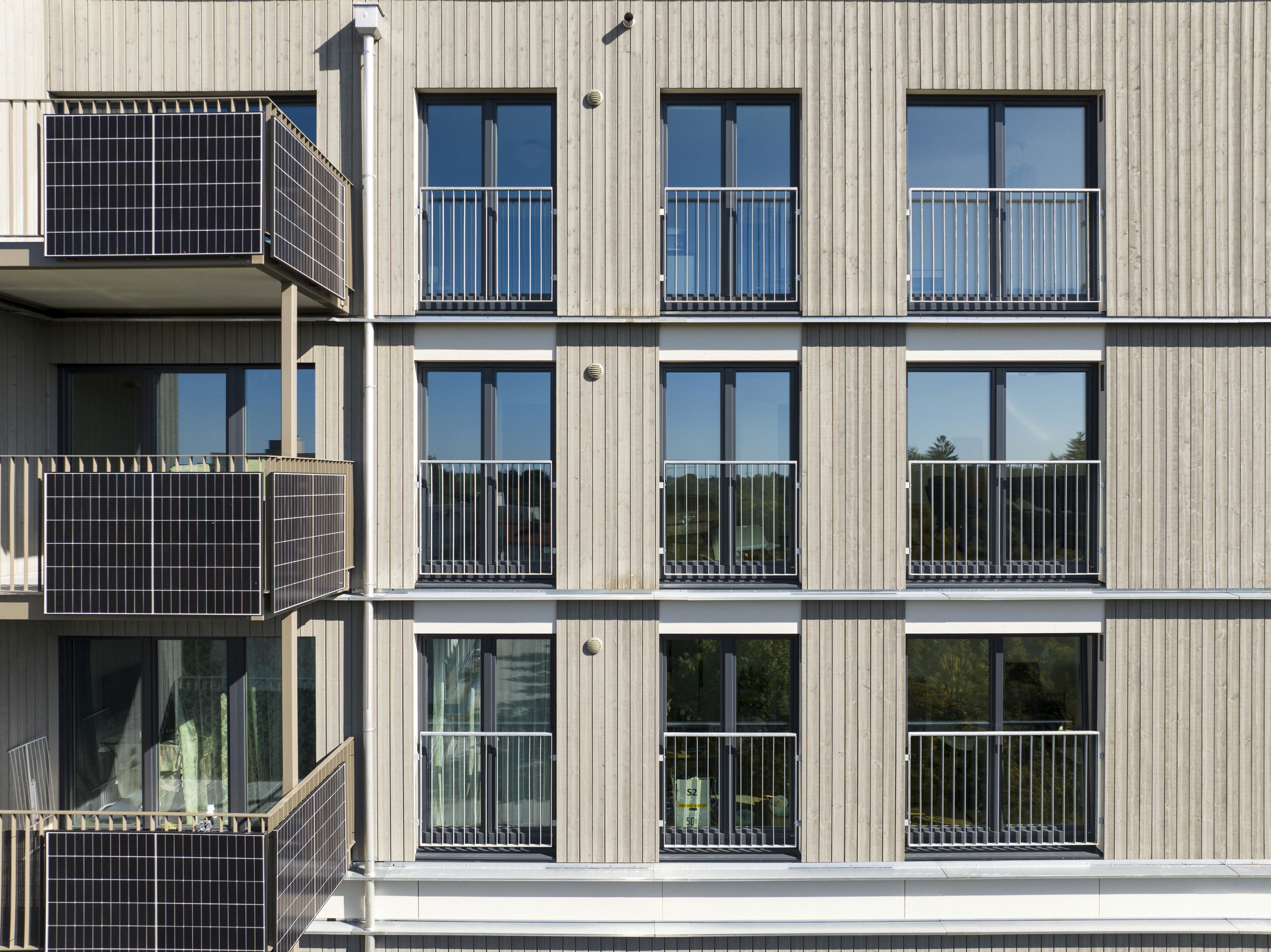 Wohnungsbauprojekt in der Allacher Straße. Ein Bestandsgebäude mit serieller Fassadensanierung und dreigeschossiger Aufstockung in Holzbauweise.