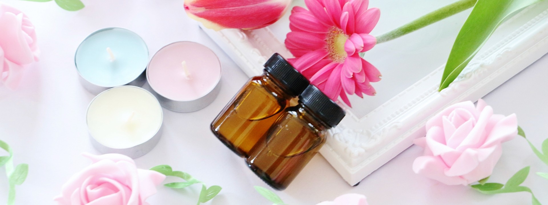 フレグランスと花が並んでいる画像