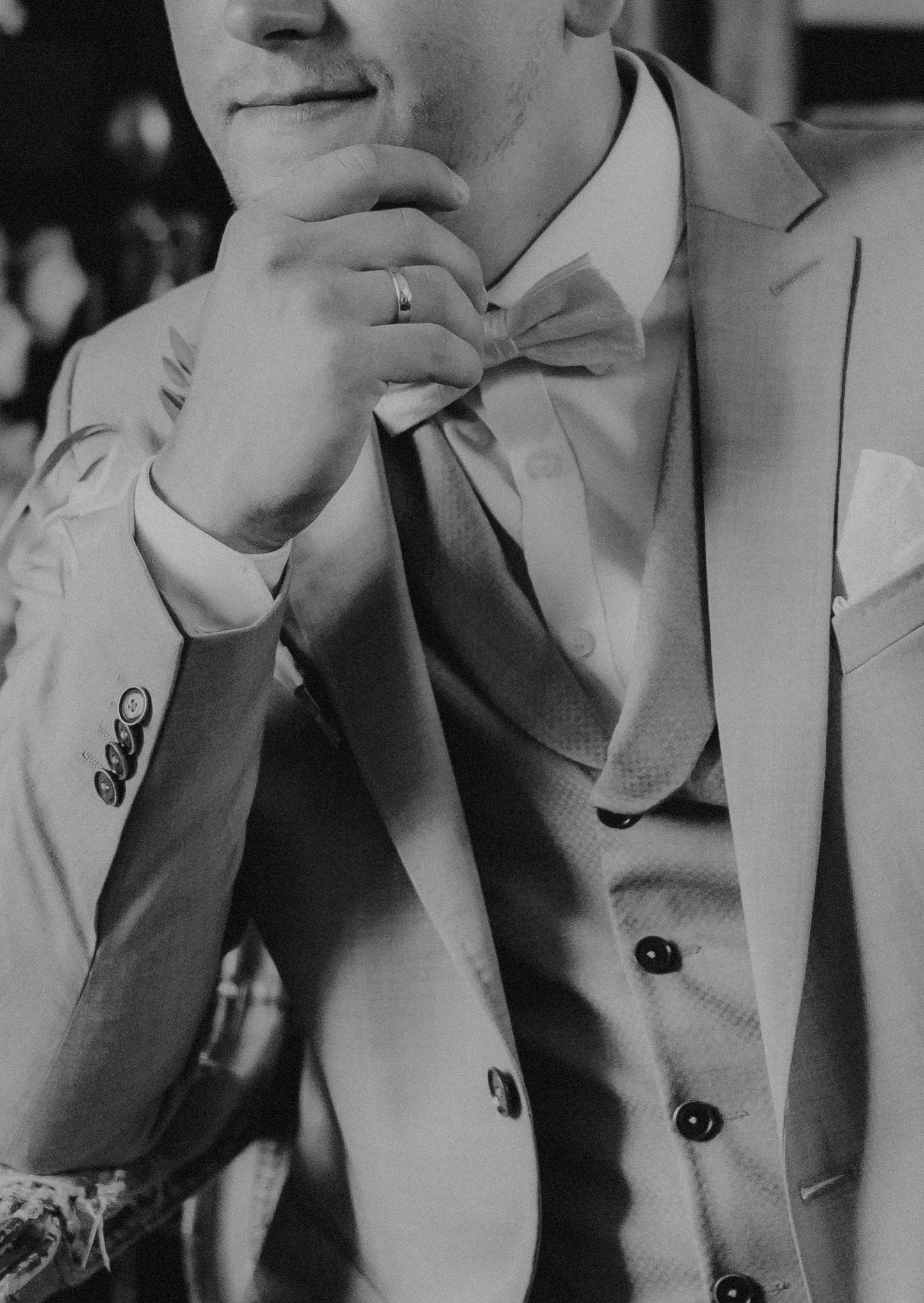 Modernes Braut-Porträt in Bogen Niederbayern – Professionelles Make-up und Kleid-Details