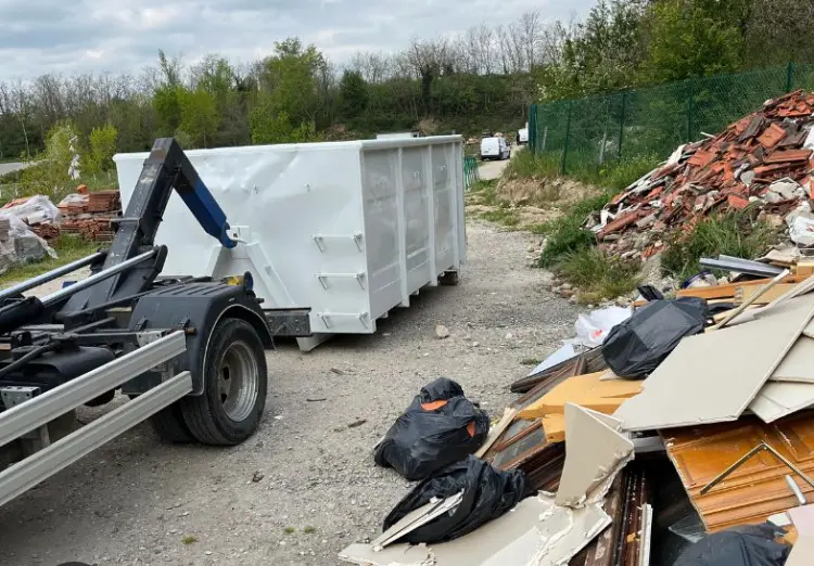 benne avec camion dans une déchèterie