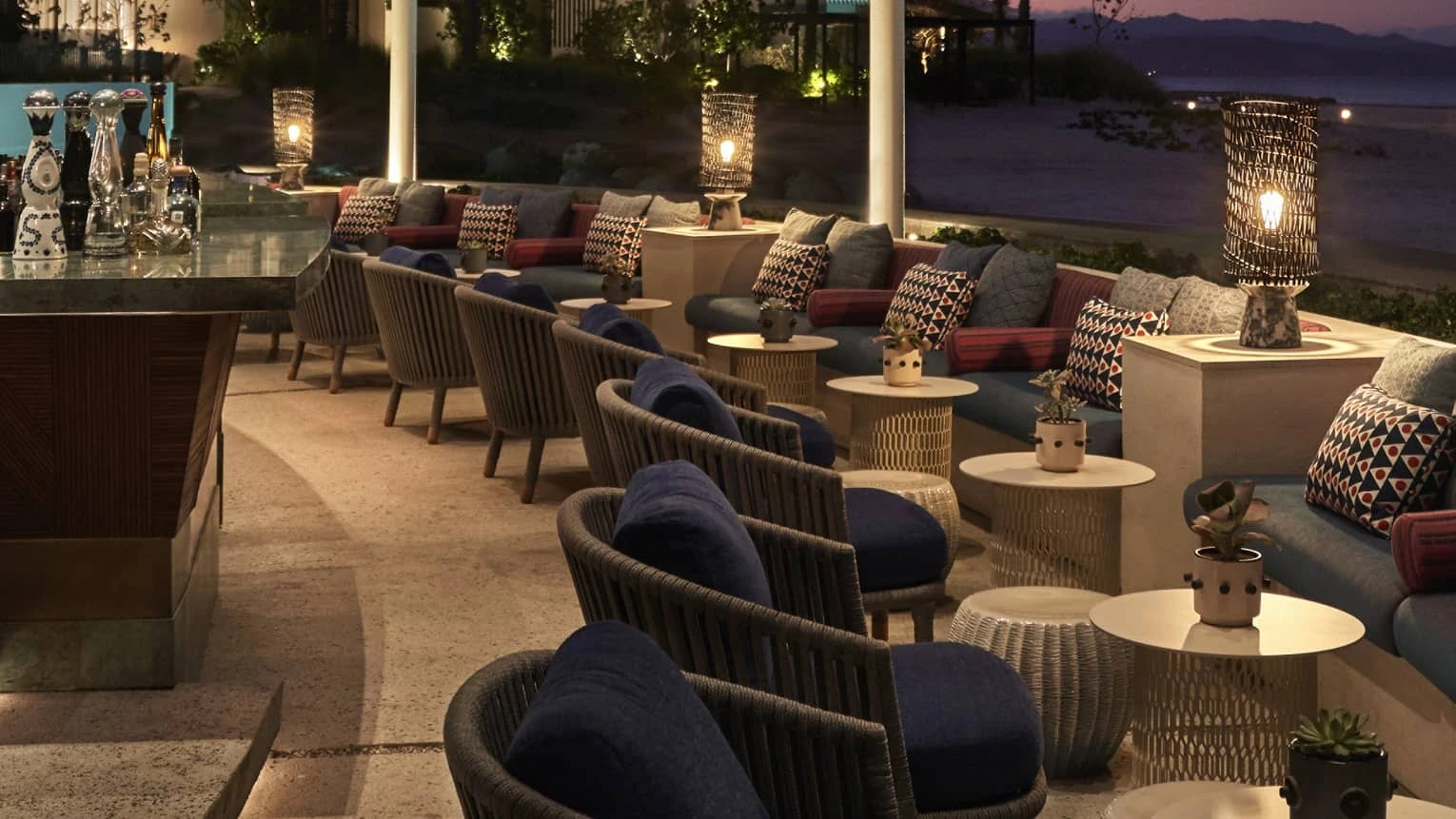 Interior elegante de Casa de Brasa Four Seasons con cancelería de lujo y ambiente nocturno premium