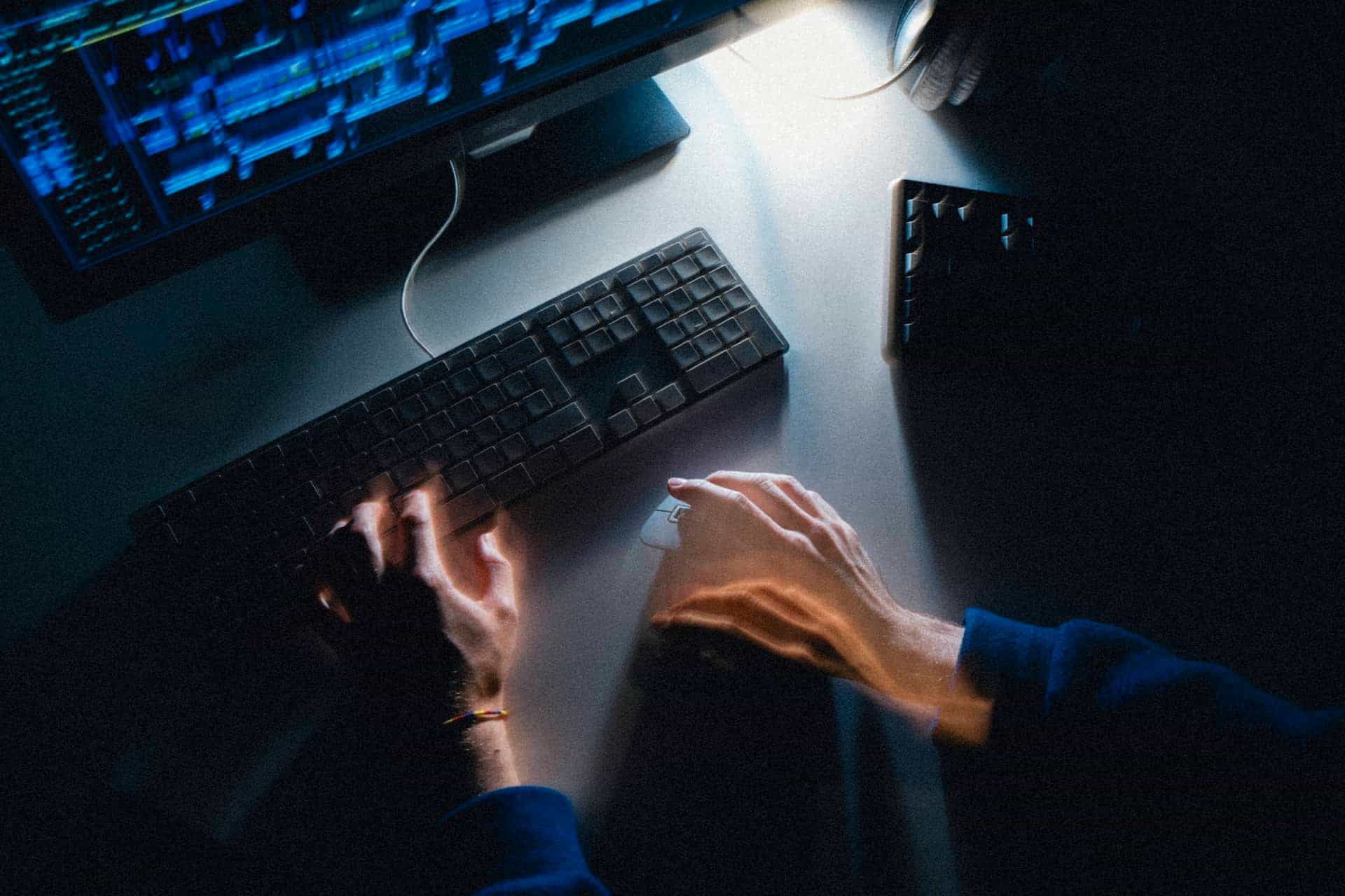 Hände eines Cutters und seine Zeitleiste