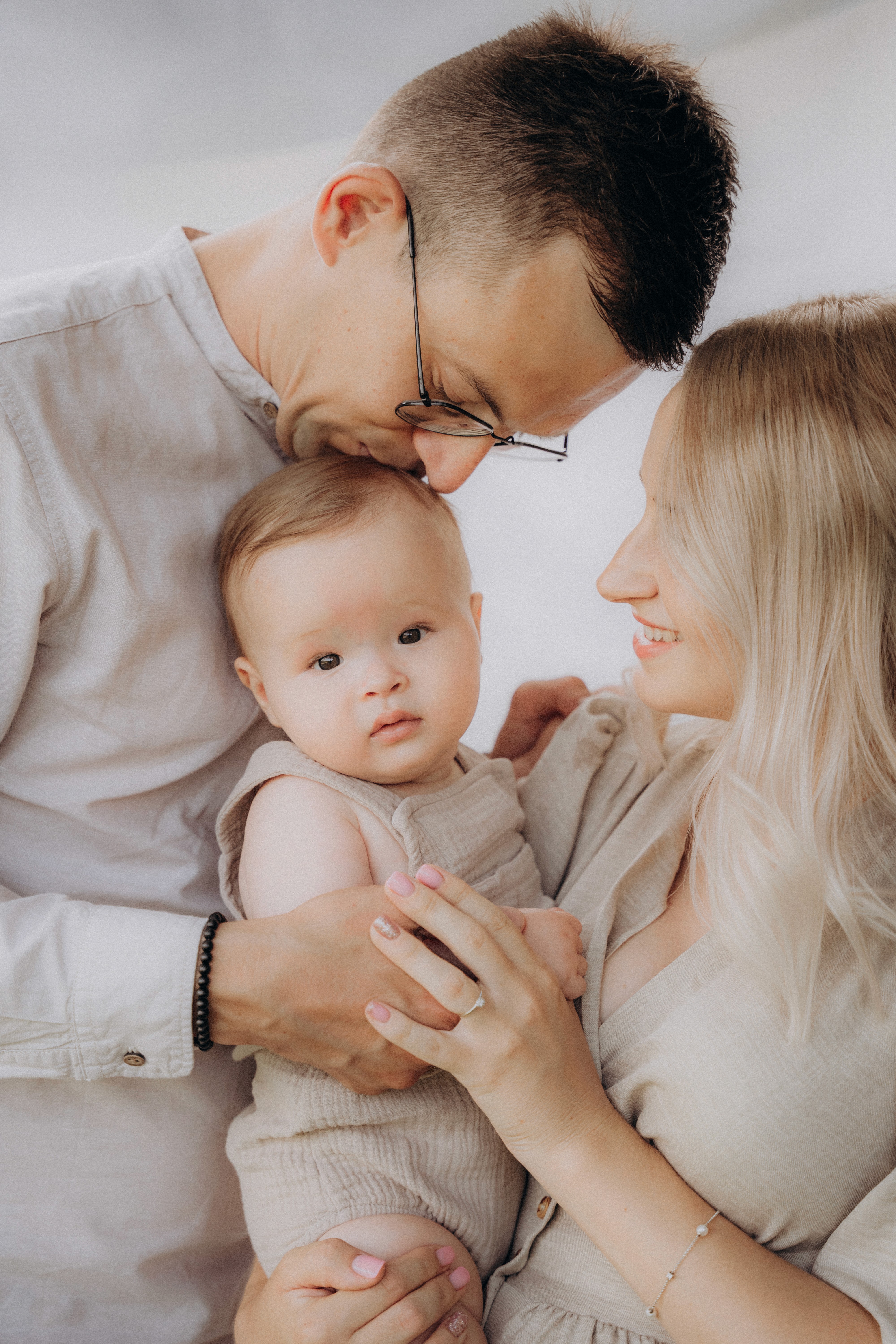 Babyfotografie in Bogen – liebevolle Eltern halten ihr Baby bei einem natürlichen Familienshooting.