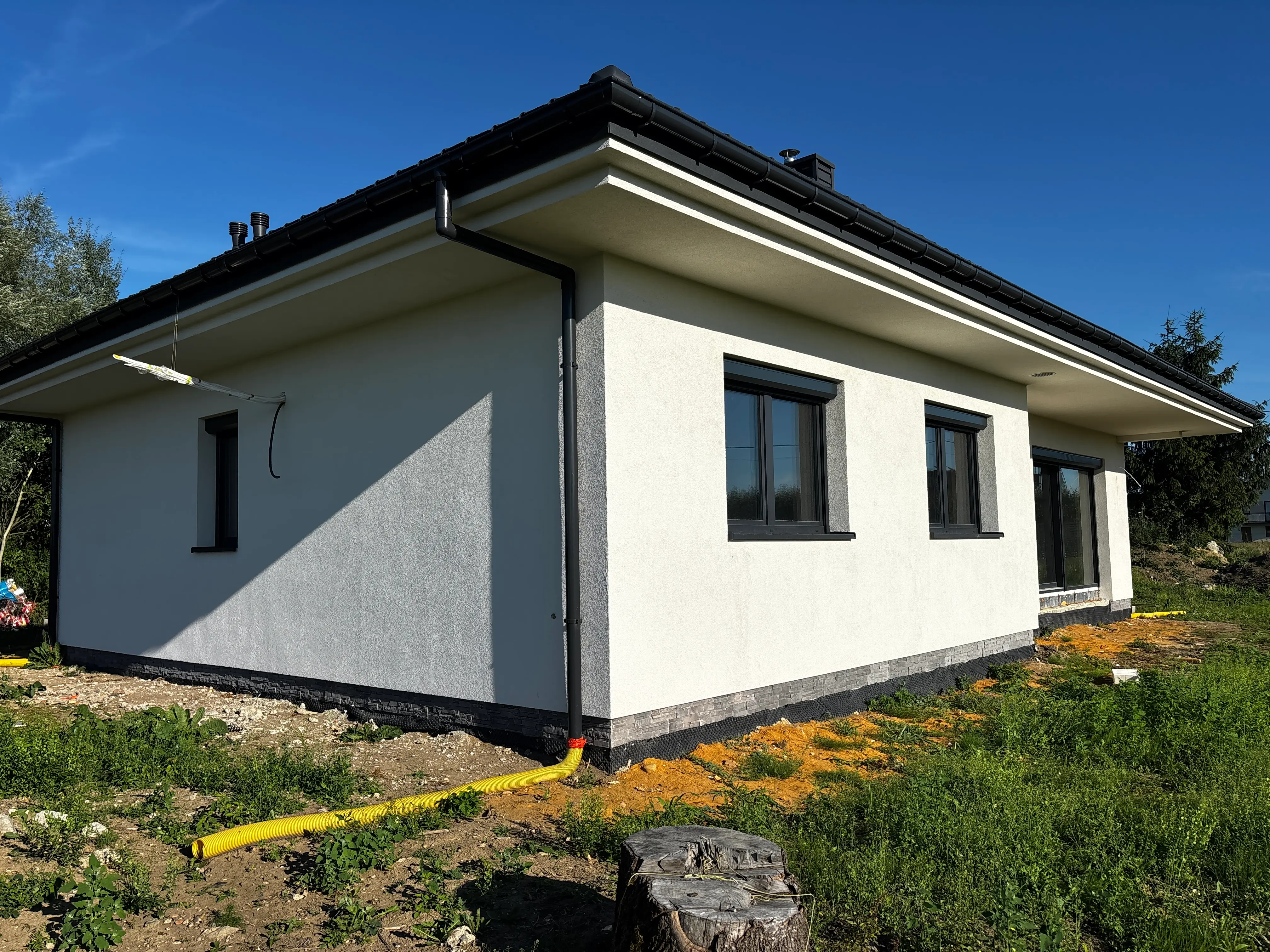 Montaż rolet adaptacyjnych przy istniejących oknach - realizacja RES-DOM