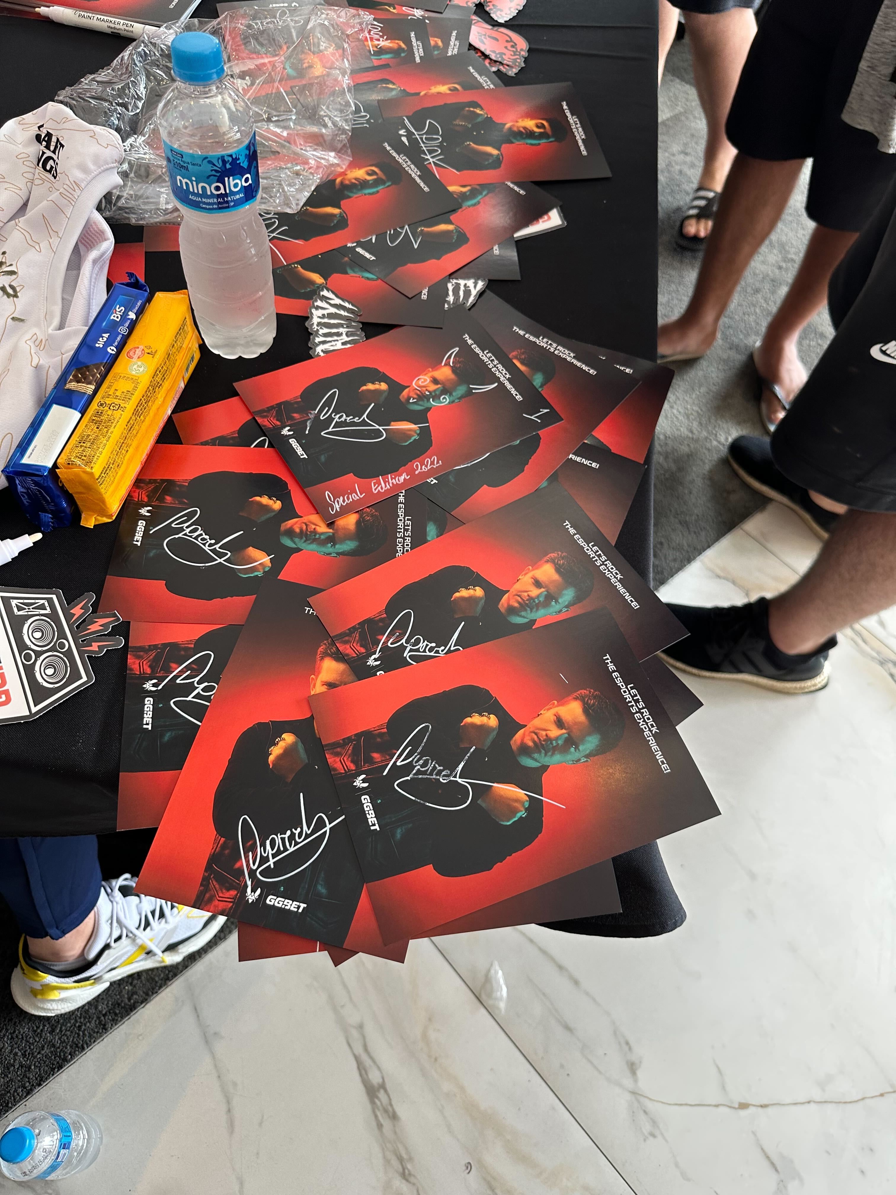 Visuel du projet Metality : affiches dédicacées de l'équipe Metality