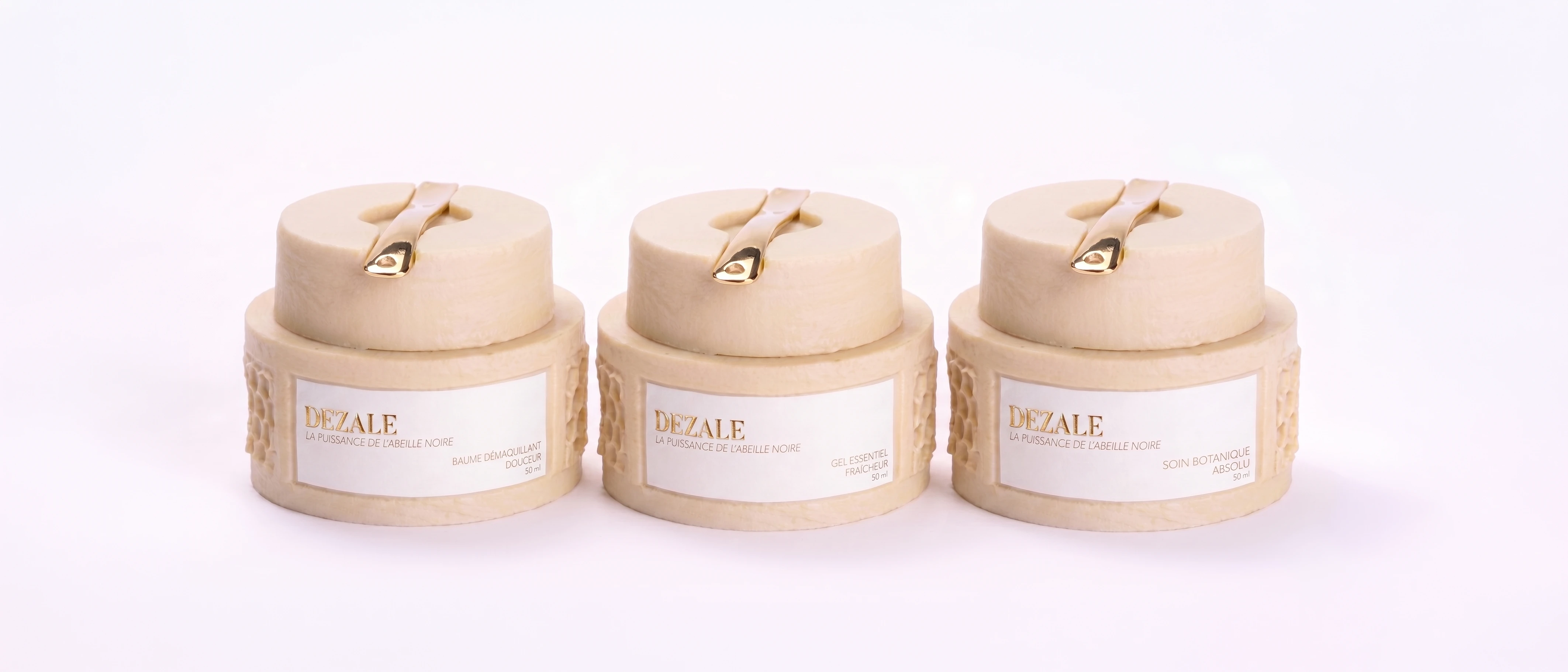 Pot en cire d'abeille caché derrière une roche en forme de serrure sur lequel coule du miel