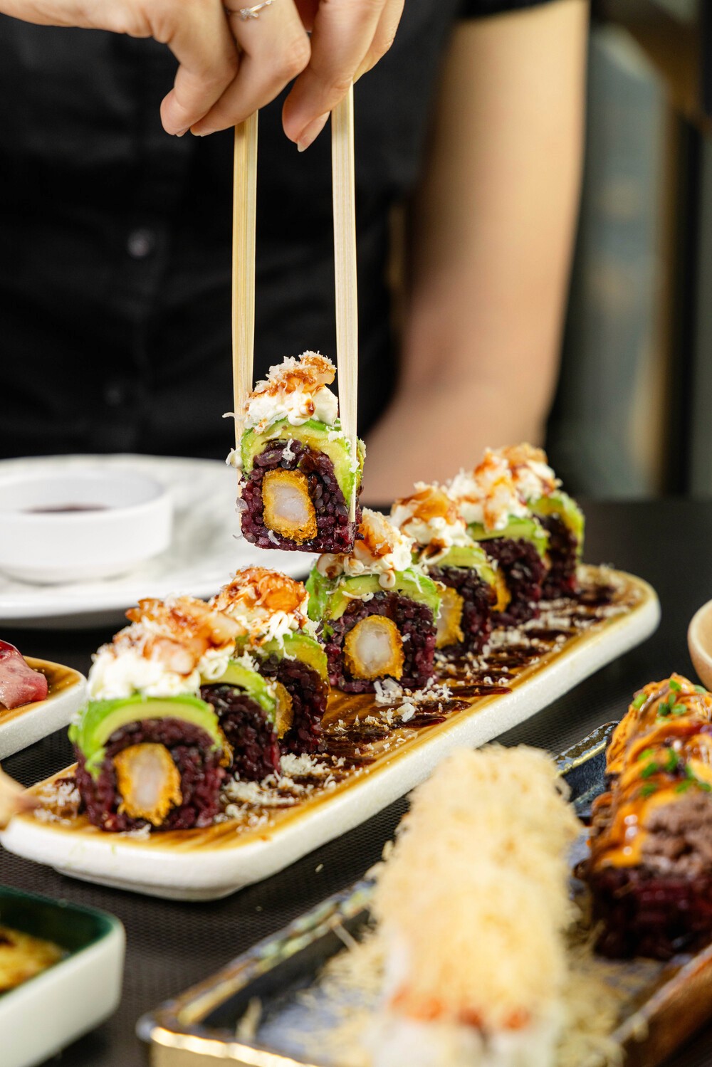 Bouchée de maki riz noir saisie à la baguette