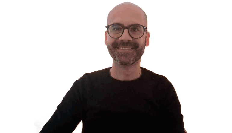 Carlo Celanetti nella nuova postazionie di lavoro a Tivoli durante una call per siti web (Background Removed)