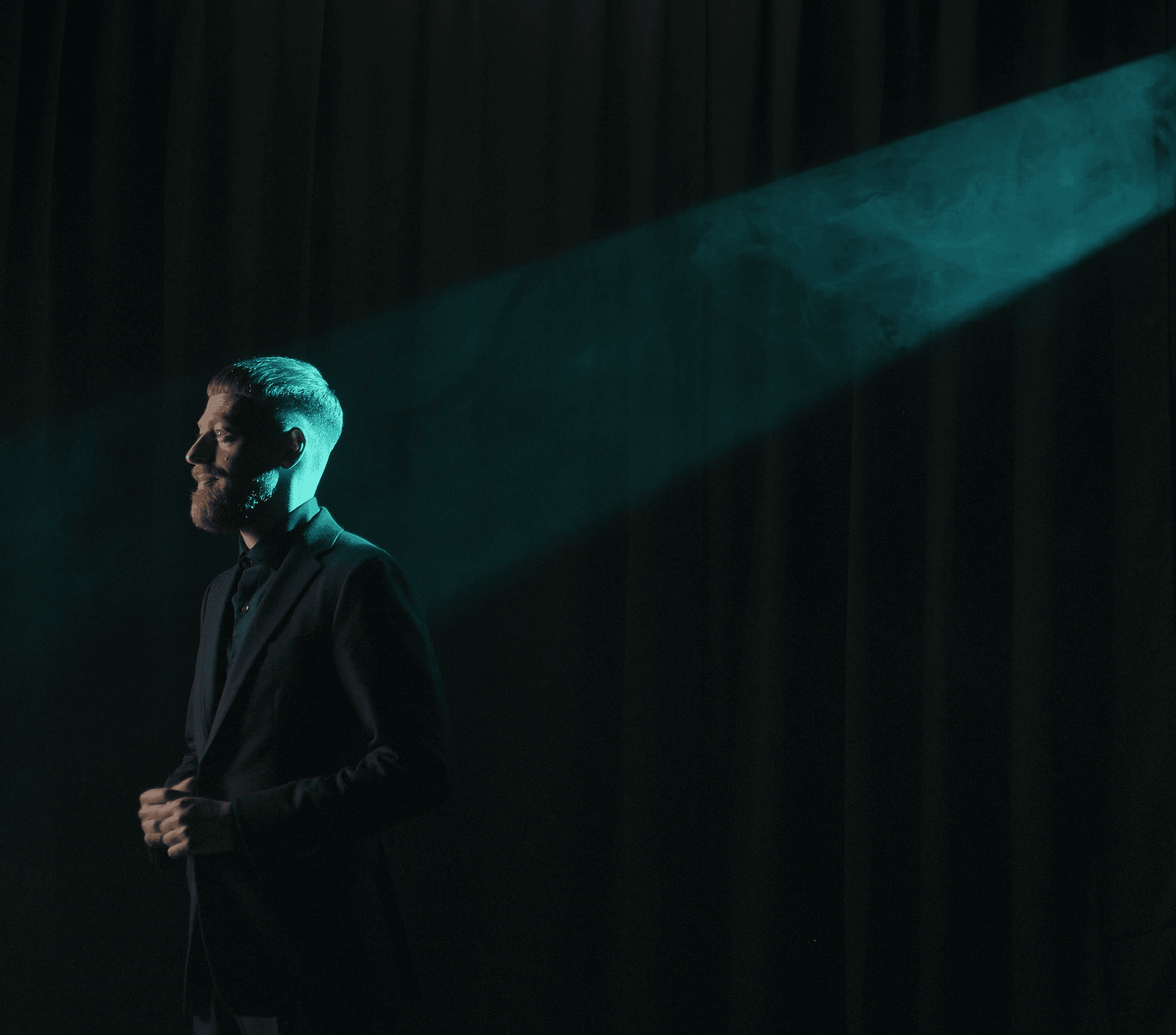 Spotlys på psykologisk entertainer og hypnotisør Mikkel Karlsen