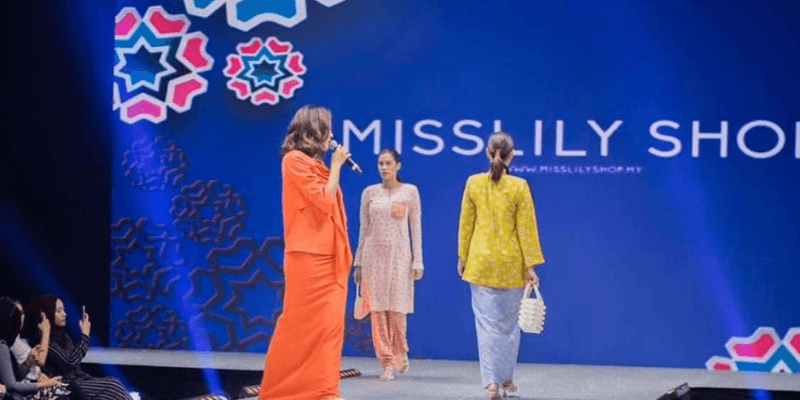 Desain baju kurung Muslimah dari jenama Misslilyshop di Kuala Lumpur Fashion Week.