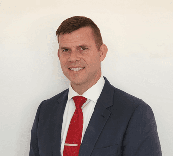 man wearing black shirt