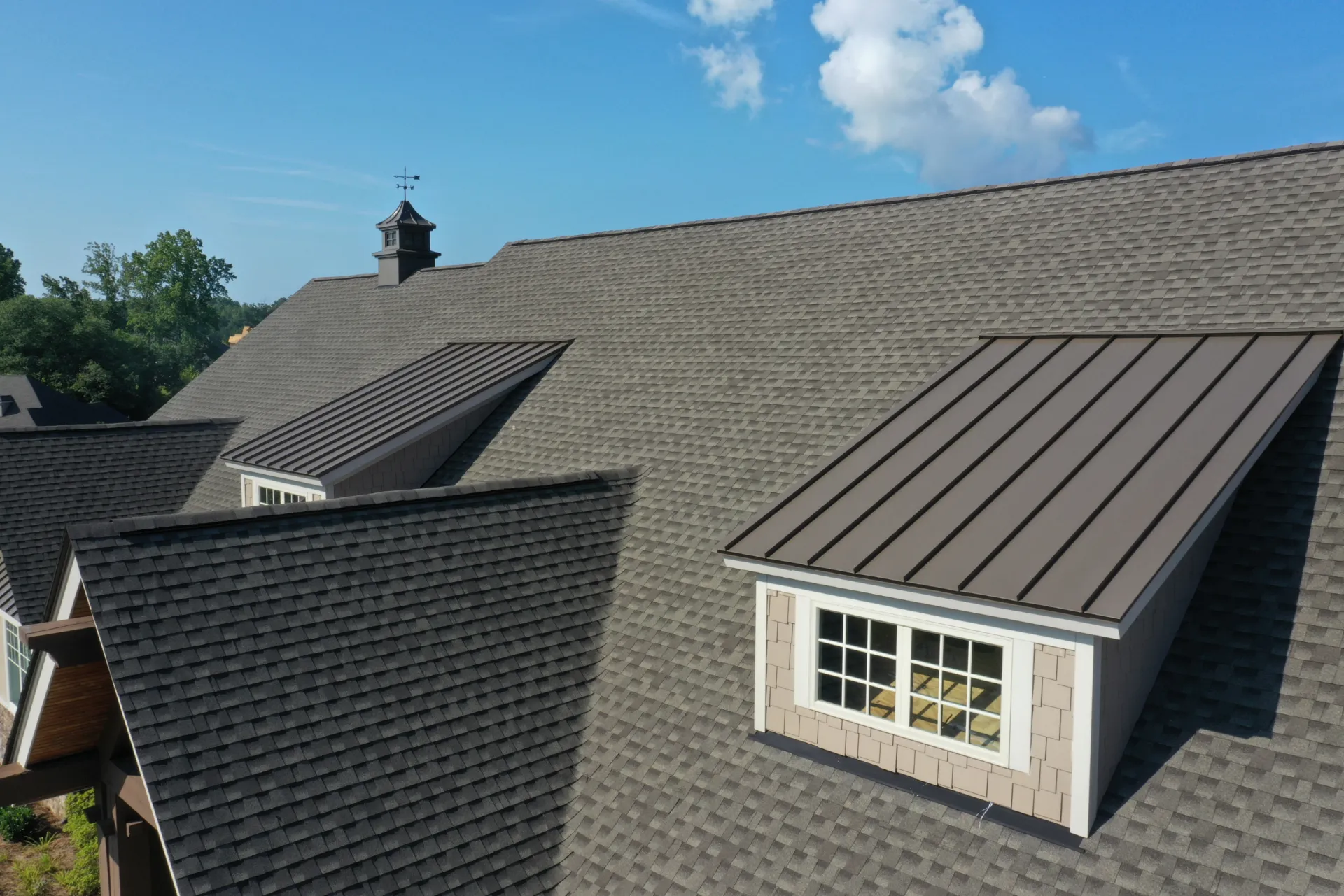 Ein Dach eines Mehrfamilienhauses.