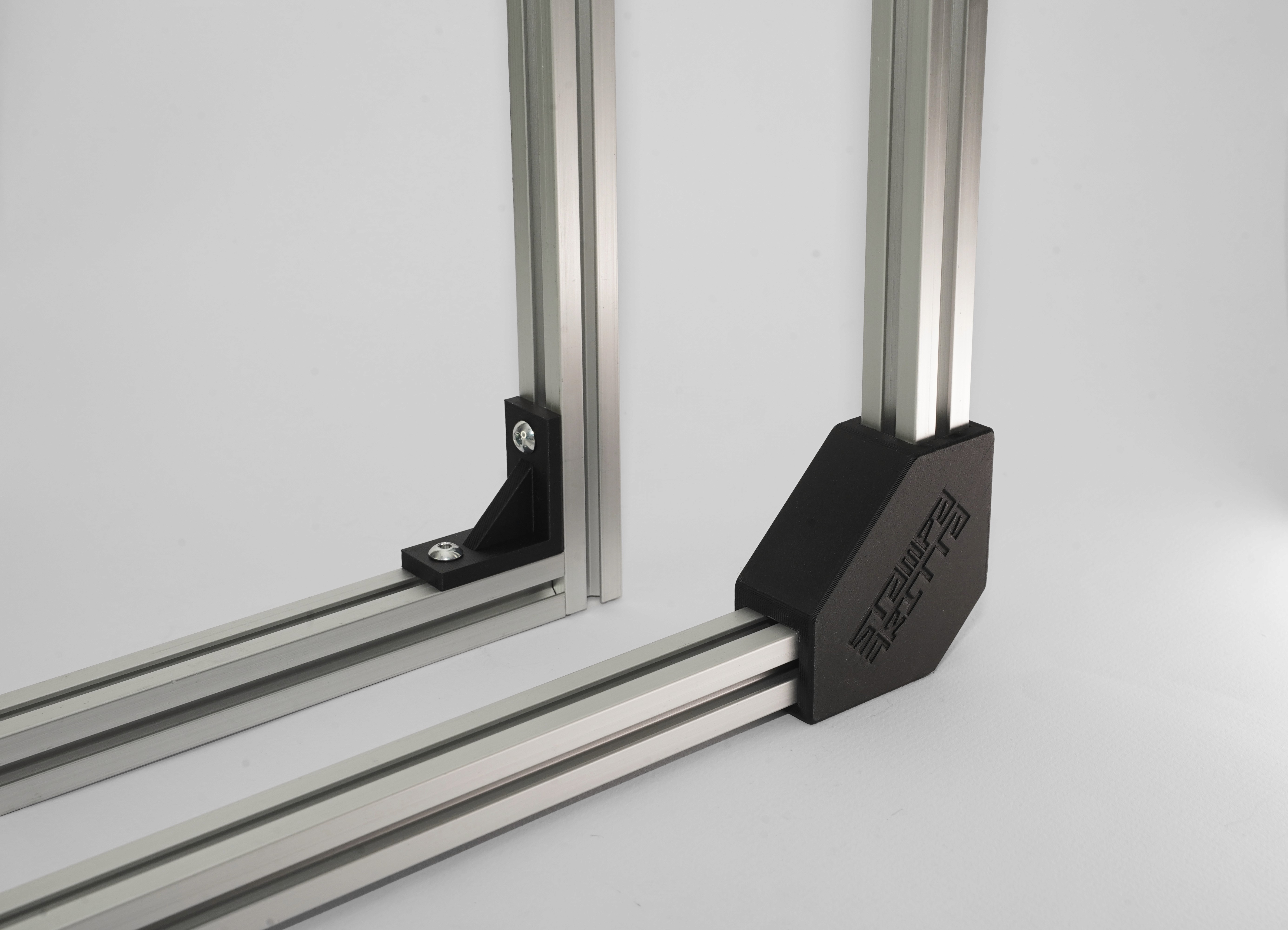 Due giunti angolari per profilati in alluminio: a sinistra un design fragile, a destra un angolare ottimizzato per stampa 3D con struttura irrobustita.