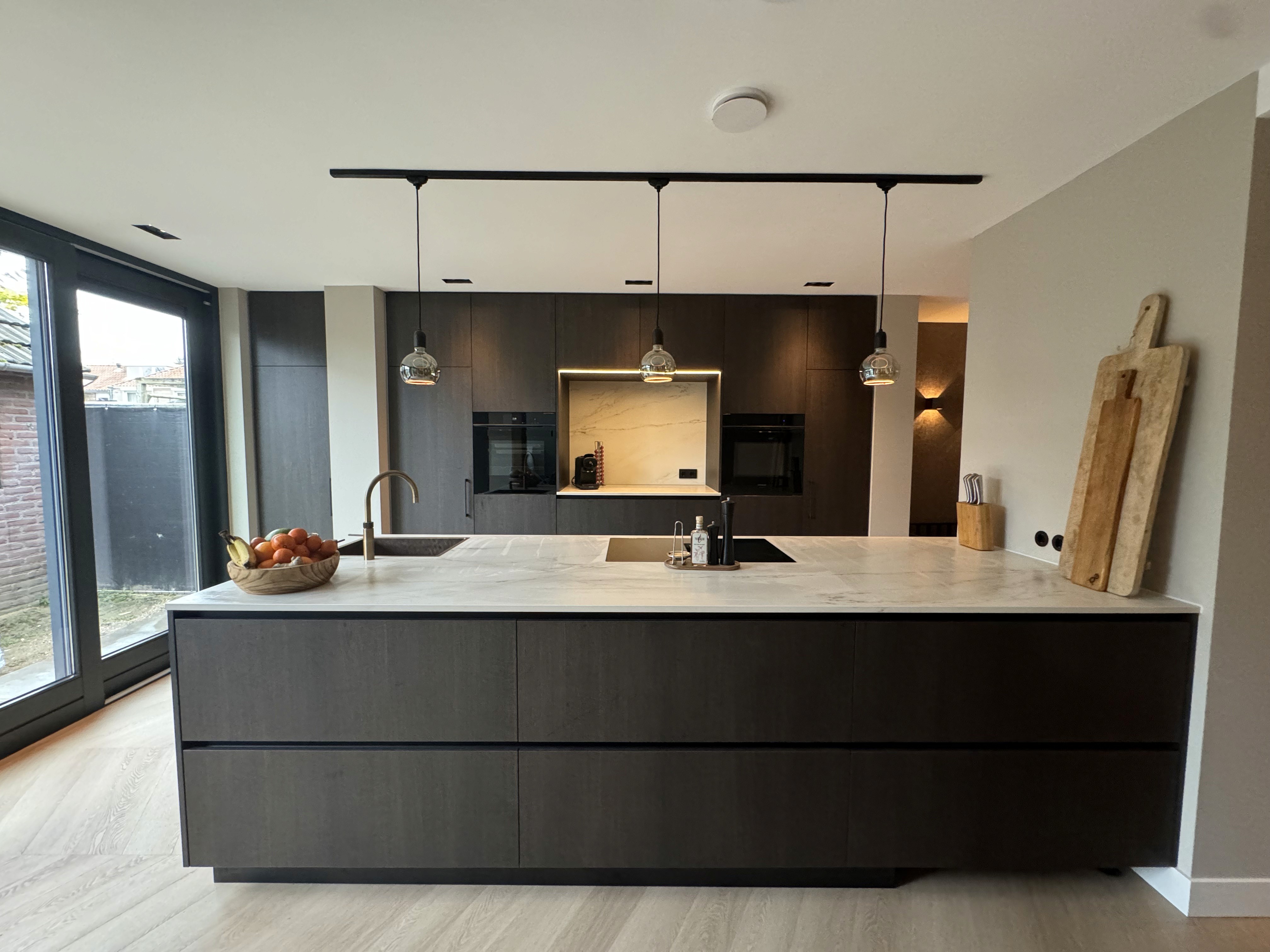 Strakke maatwerk leefkeuken met groot eiland in Nuenen