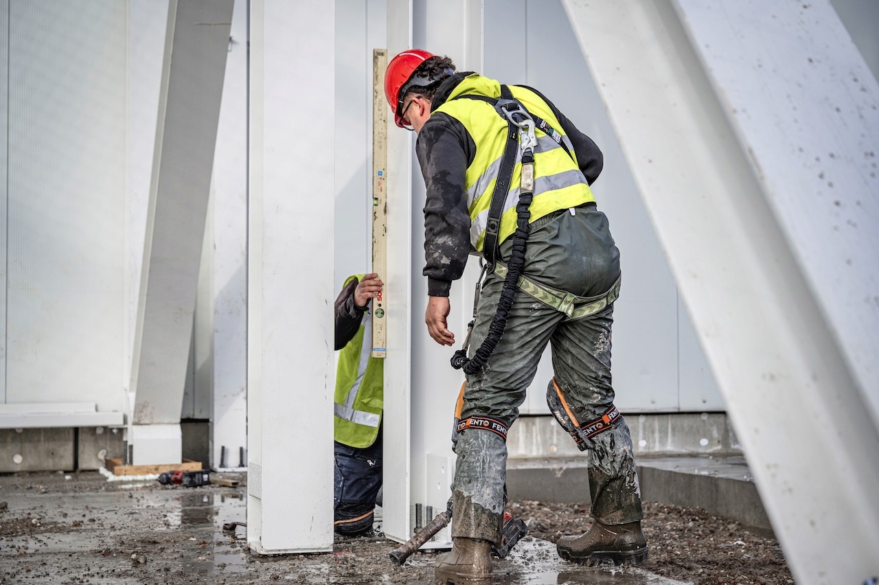 Twee montagemedewerkers bezig met staalconstructie - Steeg en van Harten