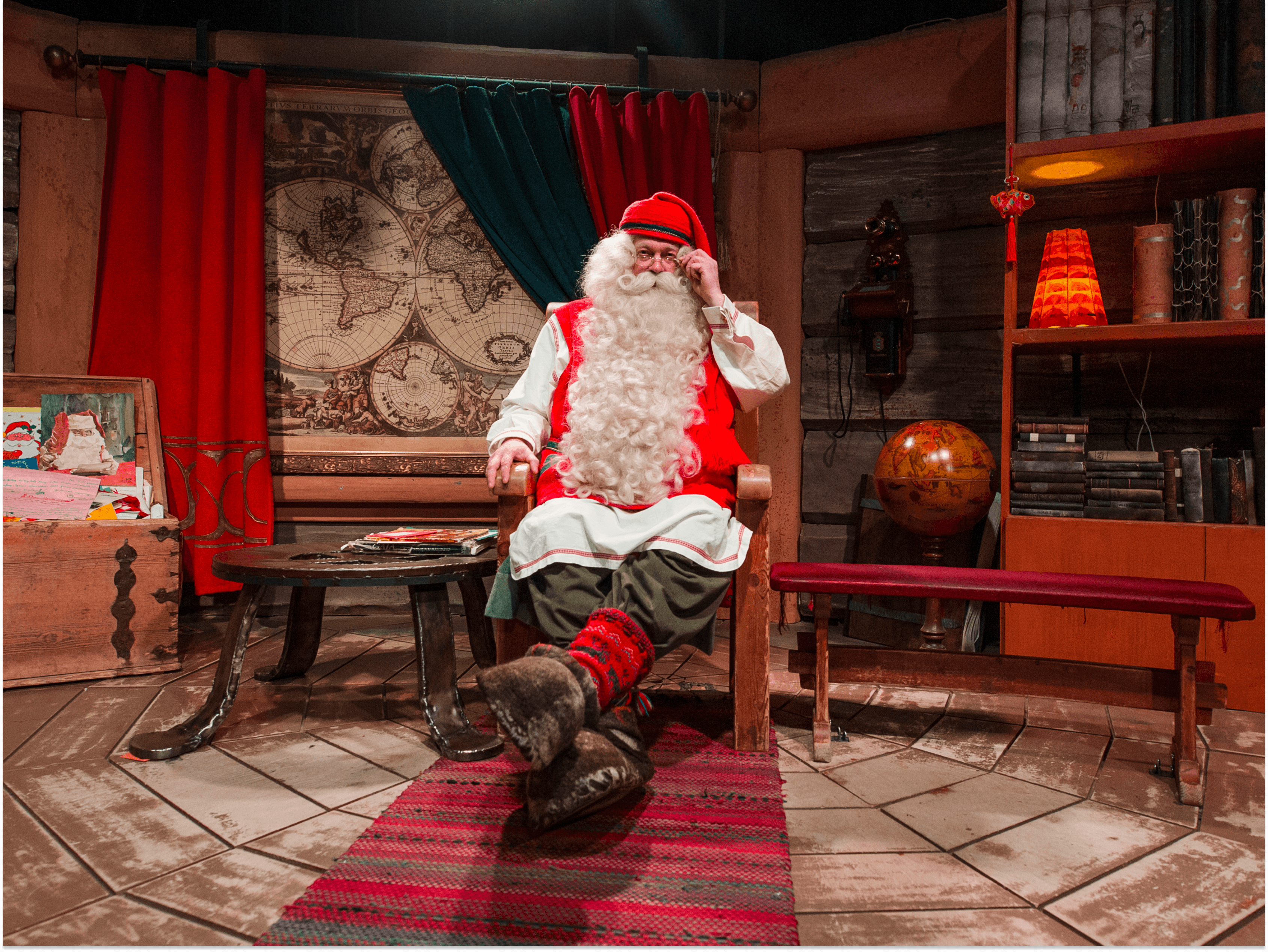 Der Weihnachtsmann sitzt auf einem Stuhl