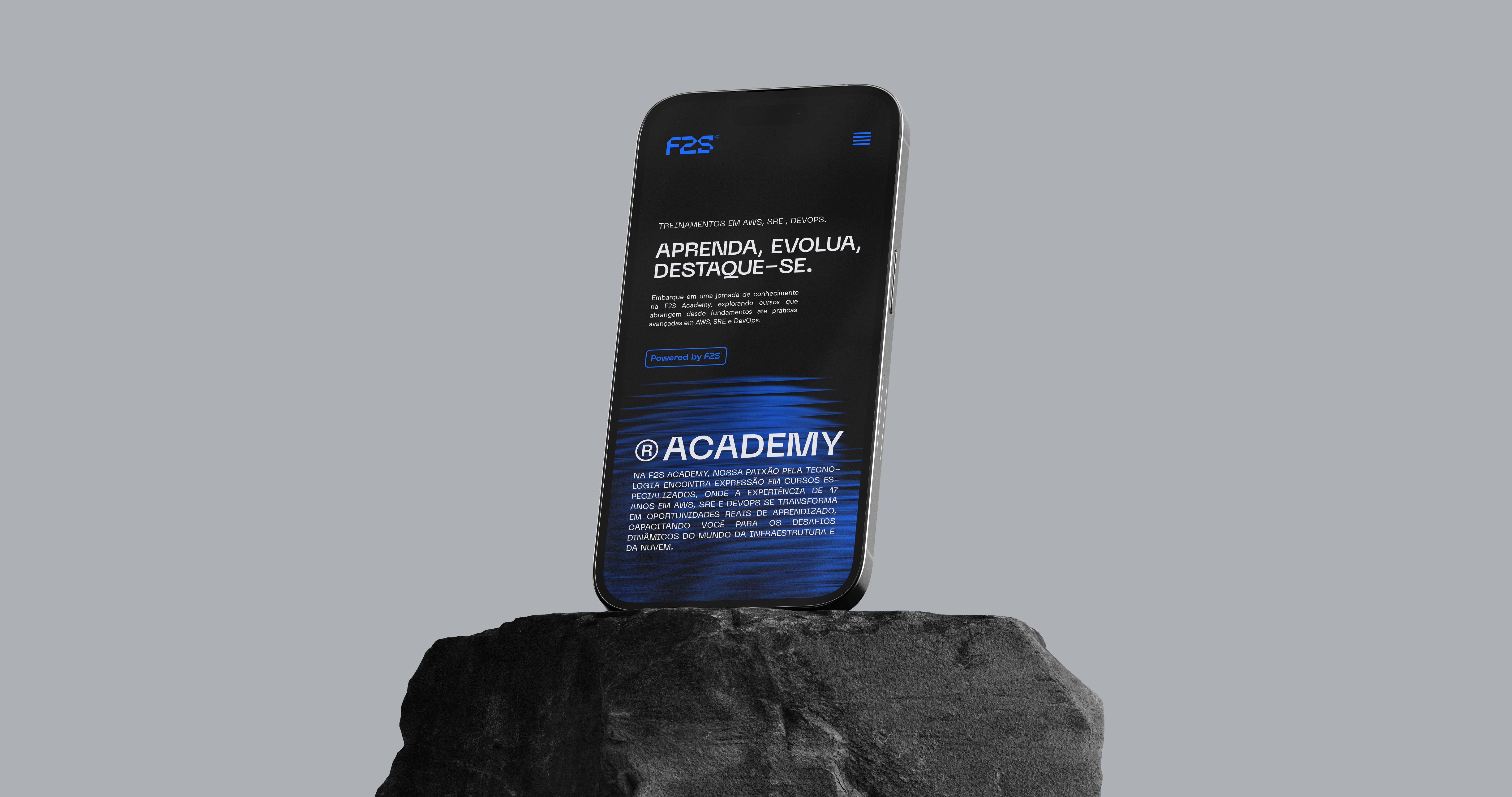 Painel publicitário da CSD Fintechs em estação urbana com mensagem sobre inovação no setor financeiro.