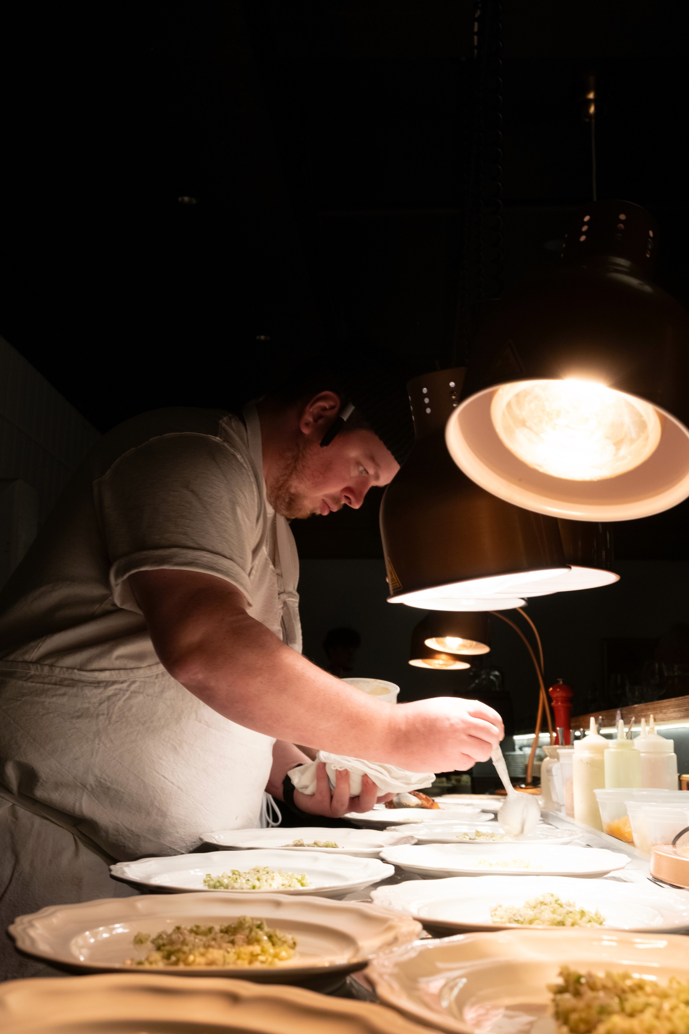 Le chef du saison prépare les entrées du premier service du Saison à Québec.
