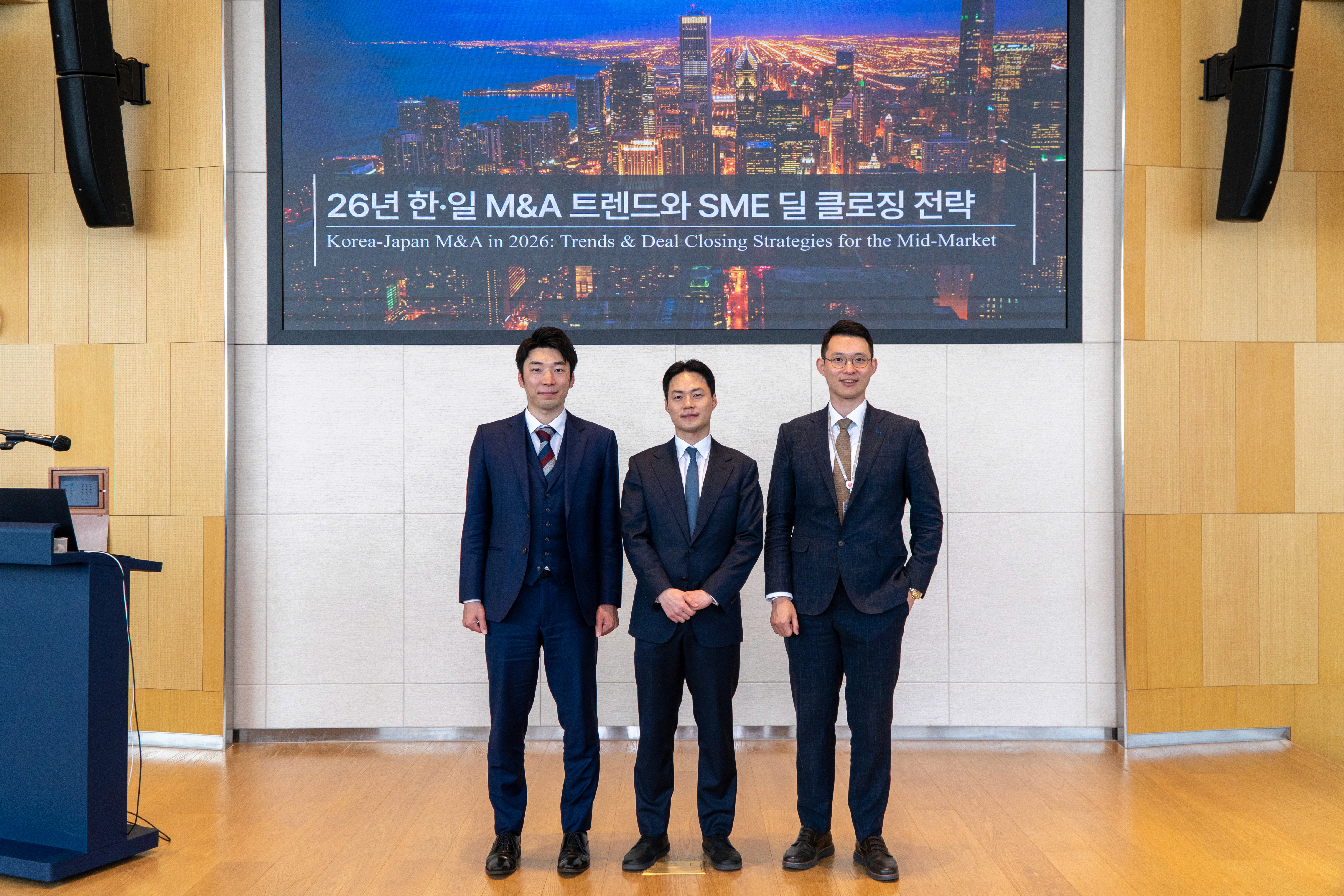 더블유엠디(WMD) 이제민 대표와 곽상빈 부대표가 일본 M&A 자문사 관계자와 함께 ‘2026 한·일 M&A 트렌드와 SME 딜 클로징 전략’ 세미나 현장에서 기념 촬영을 하고 있다.